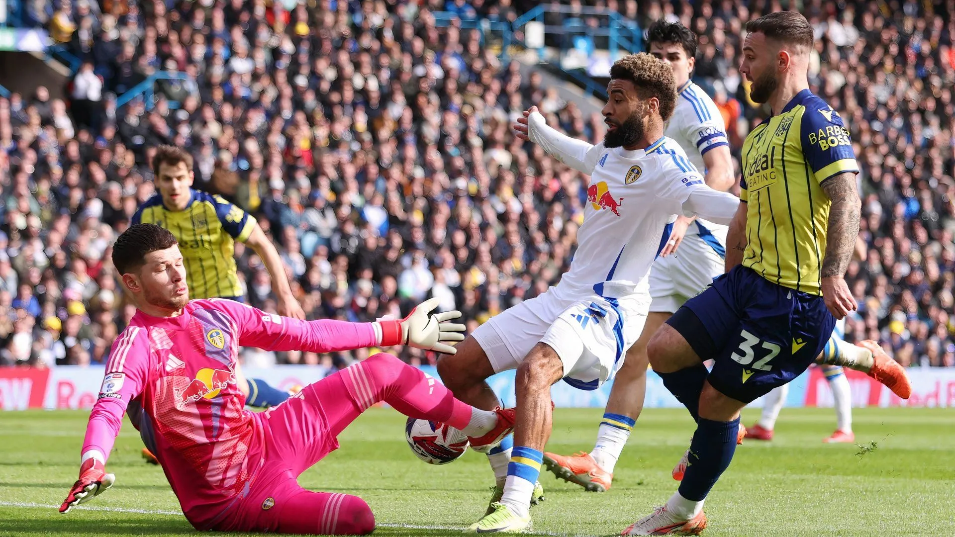 Tiền đạo Adam Armstrong trong màu áo West Brom tranh bóng quyết liệt với cầu thủ Leeds United tại giải Championship