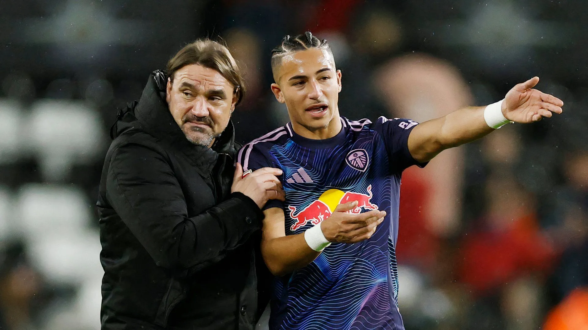 Tiền đạo Mateo Joseph của Leeds United cùng HLV Daniel Farke