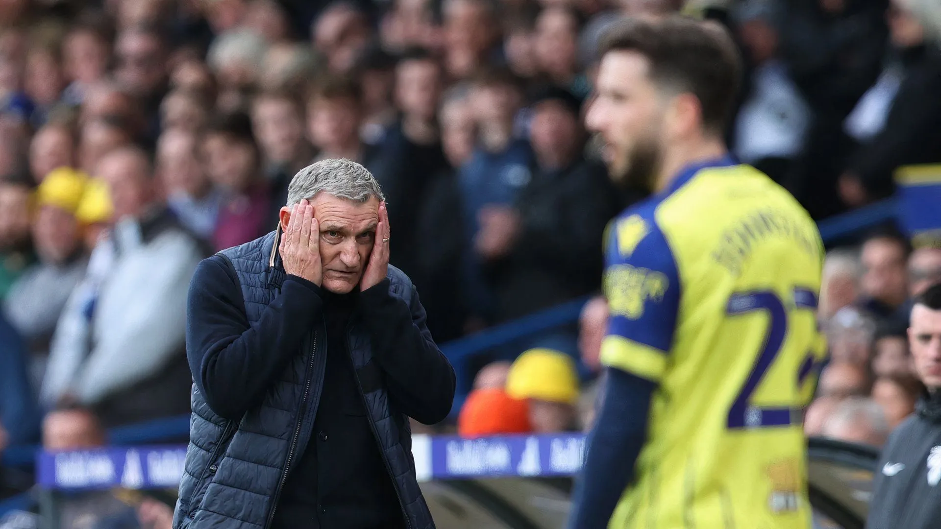 Tony Mowbray tại Elland Road khi còn dẫn dắt West Brom trong một trận đấu
