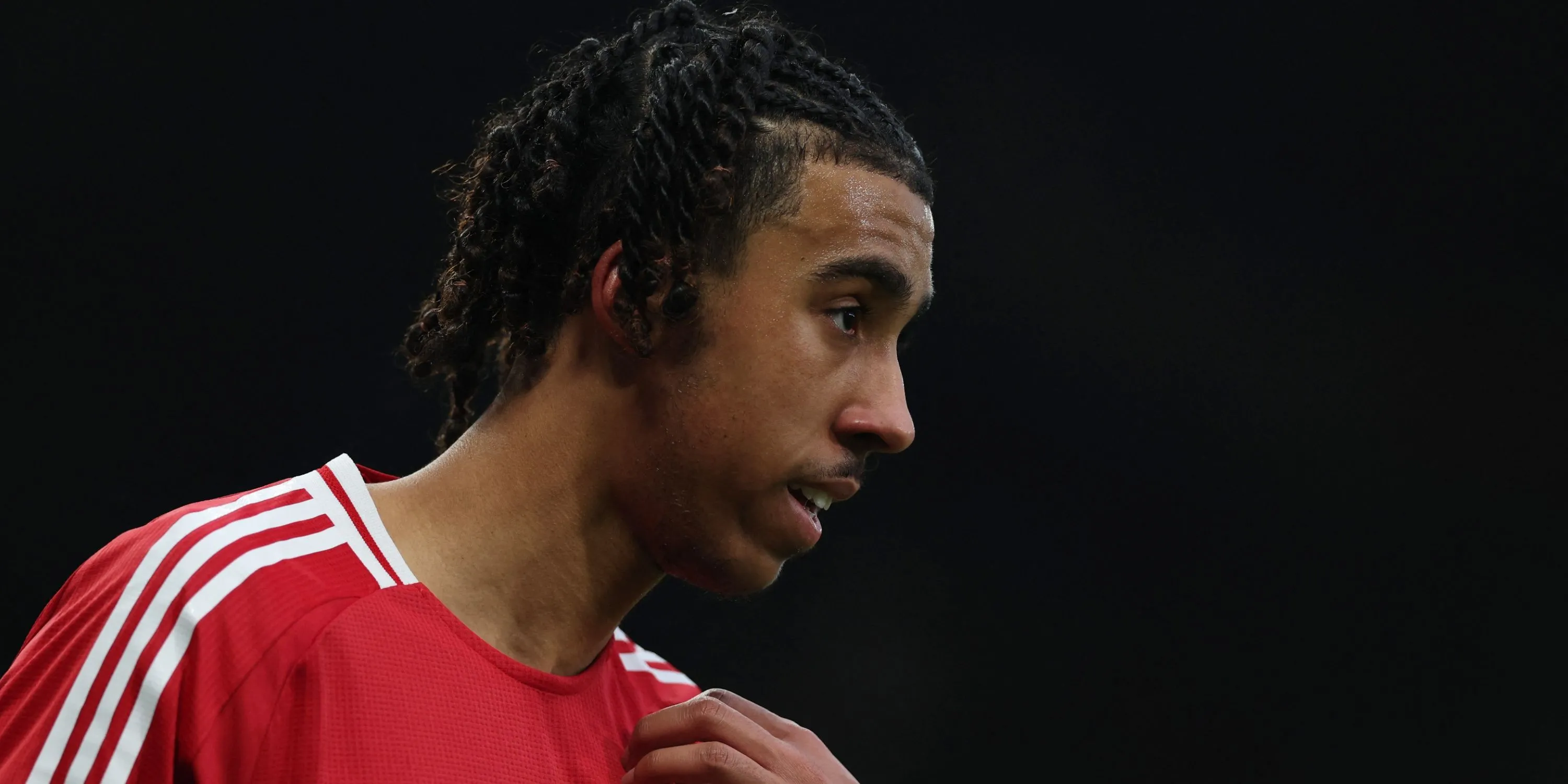 Trung vệ trẻ Leny Yoro của Man Utd được kỳ vọng trở thành Ferdinand mới