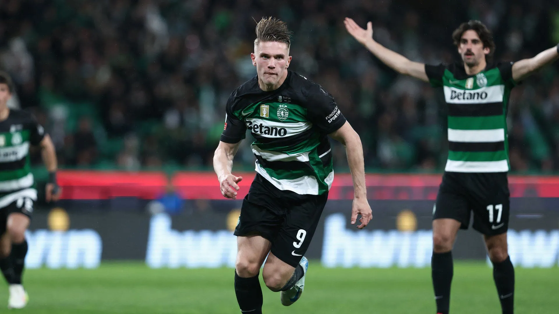 Viktor Gyokeres ăn mừng bàn thắng trong màu áo Sporting Lisbon