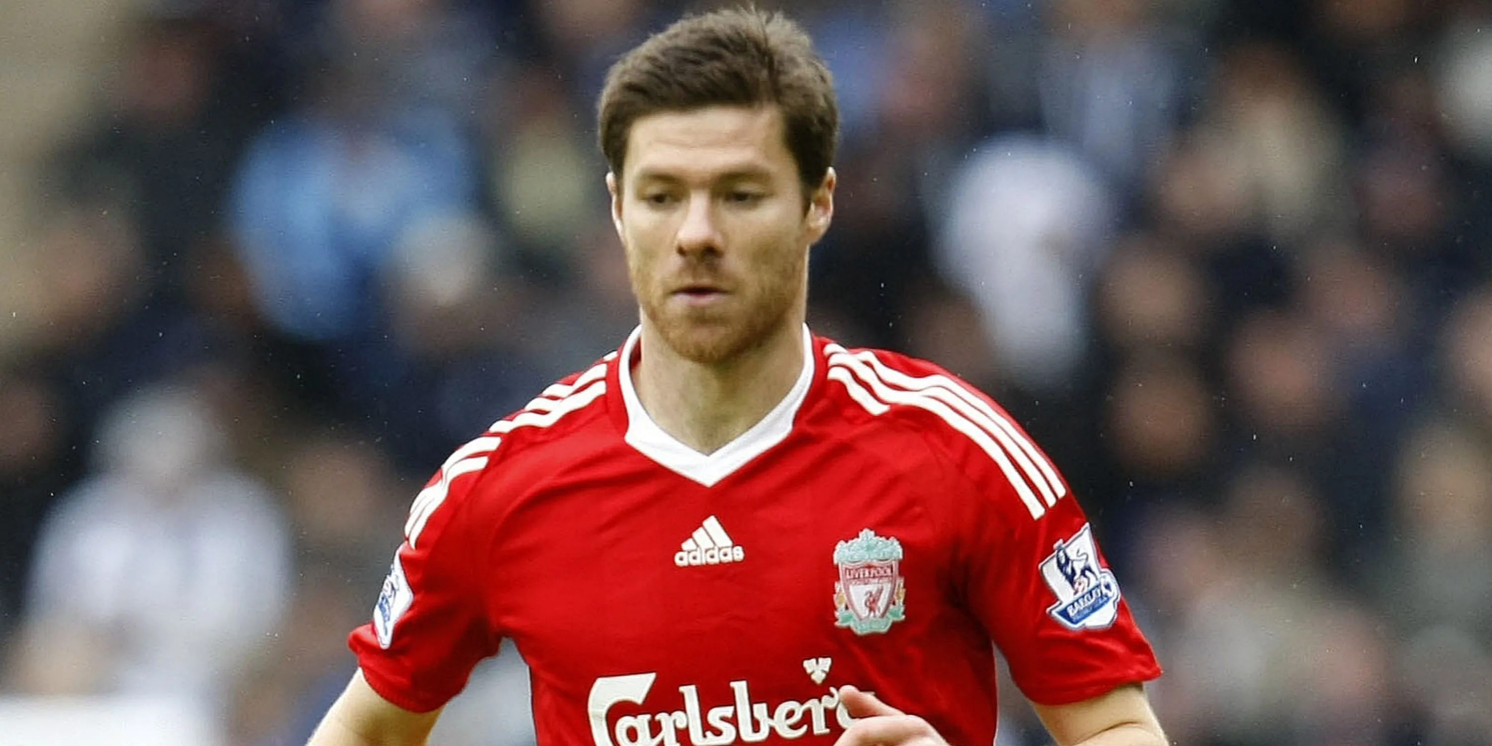 Xabi Alonso thể hiện đẳng cấp chuyền dài ở Liverpool