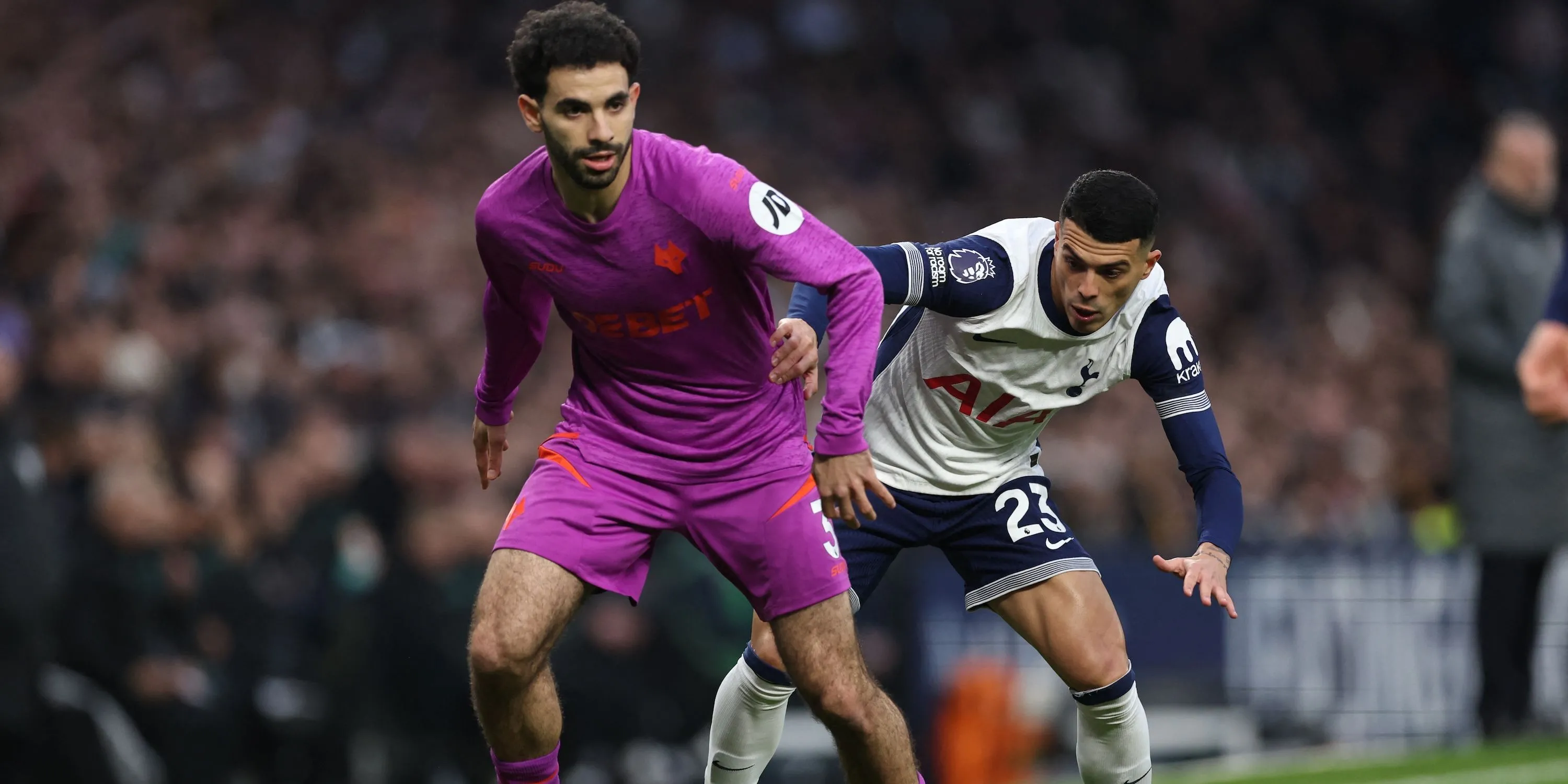 Ait-Nouri (Wolves) tranh bóng quyết liệt với cầu thủ Tottenham