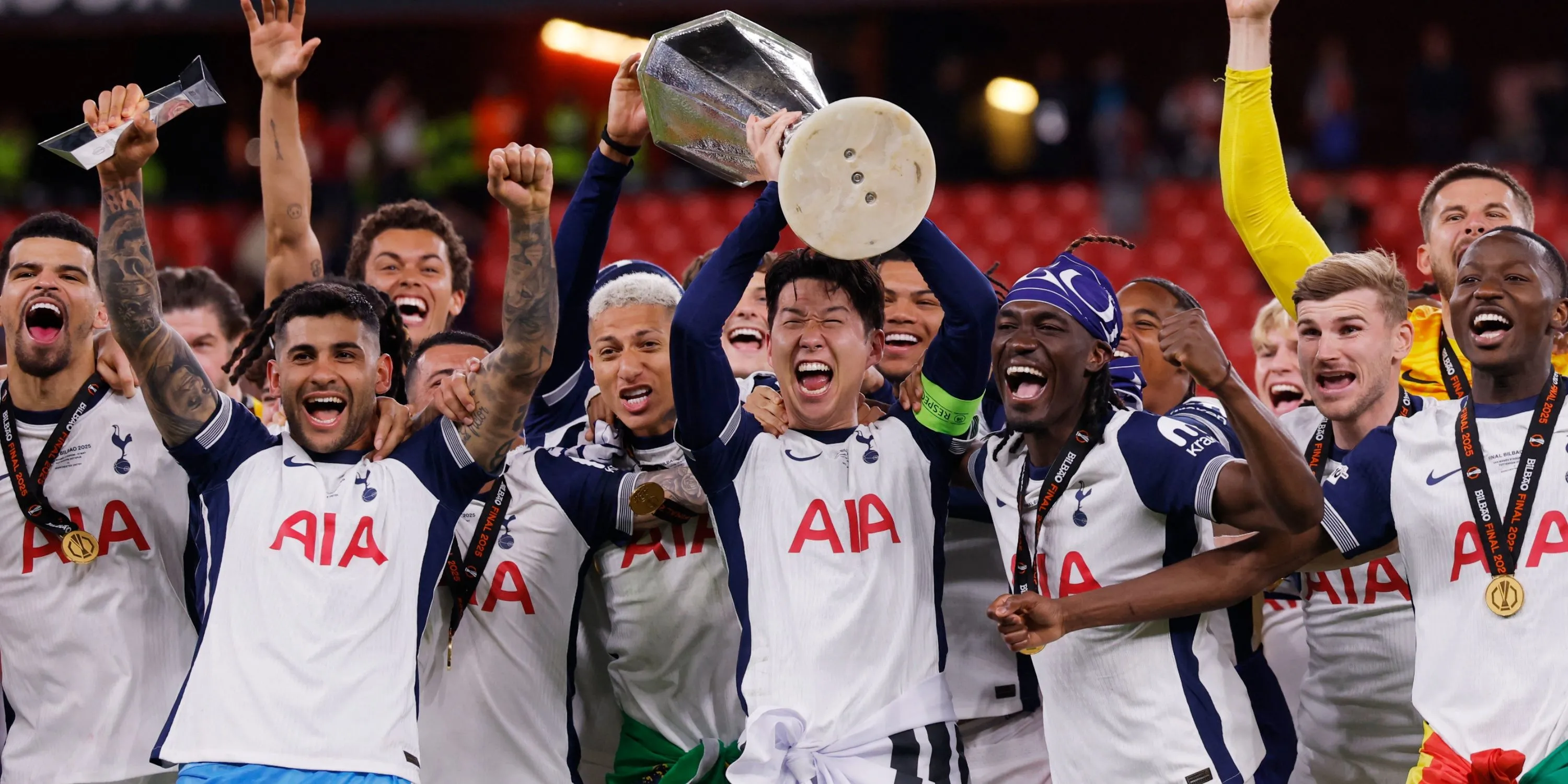 Cầu thủ Tottenham ăn mừng chiến thắng tại chung kết Europa League