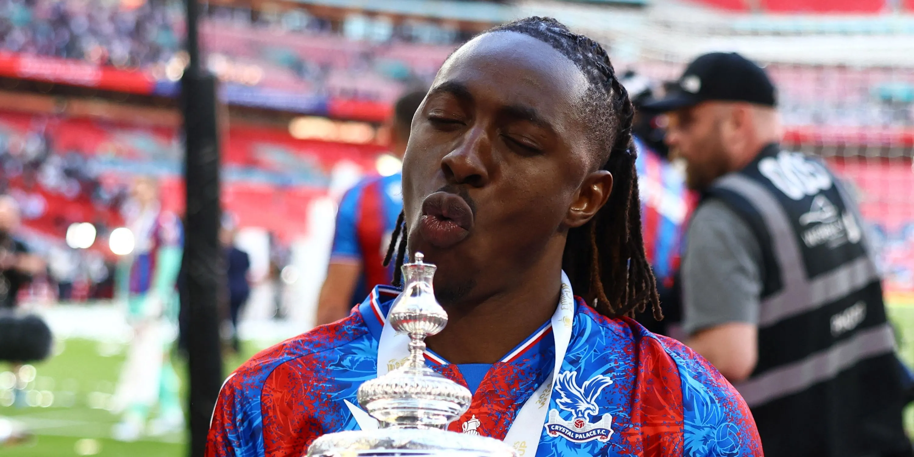 Eberechi Eze ăn mừng cùng Crystal Palace sau khi vô địch FA Cup