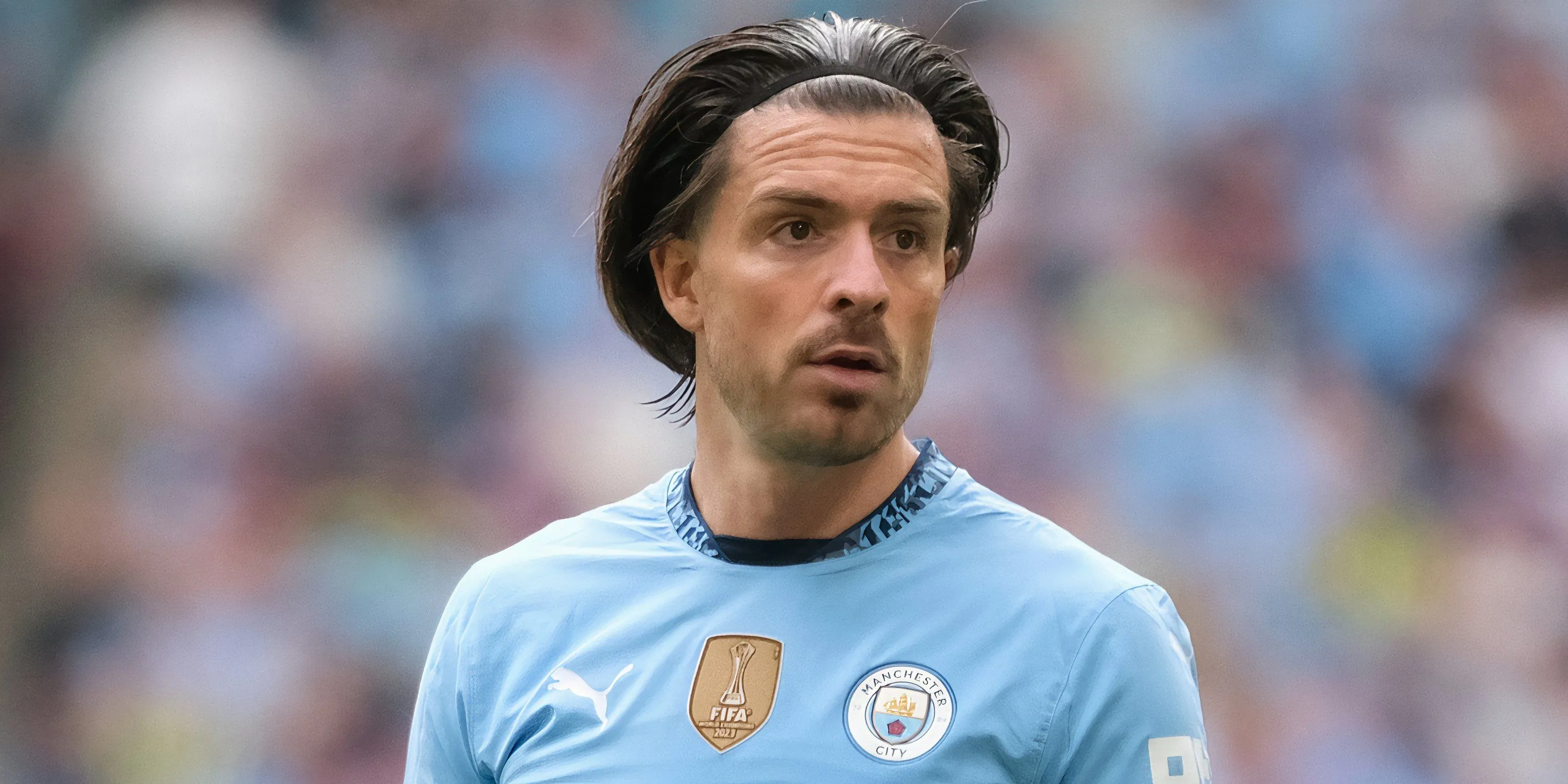 Jack Grealish trong màu áo Manchester City trên sân cỏ