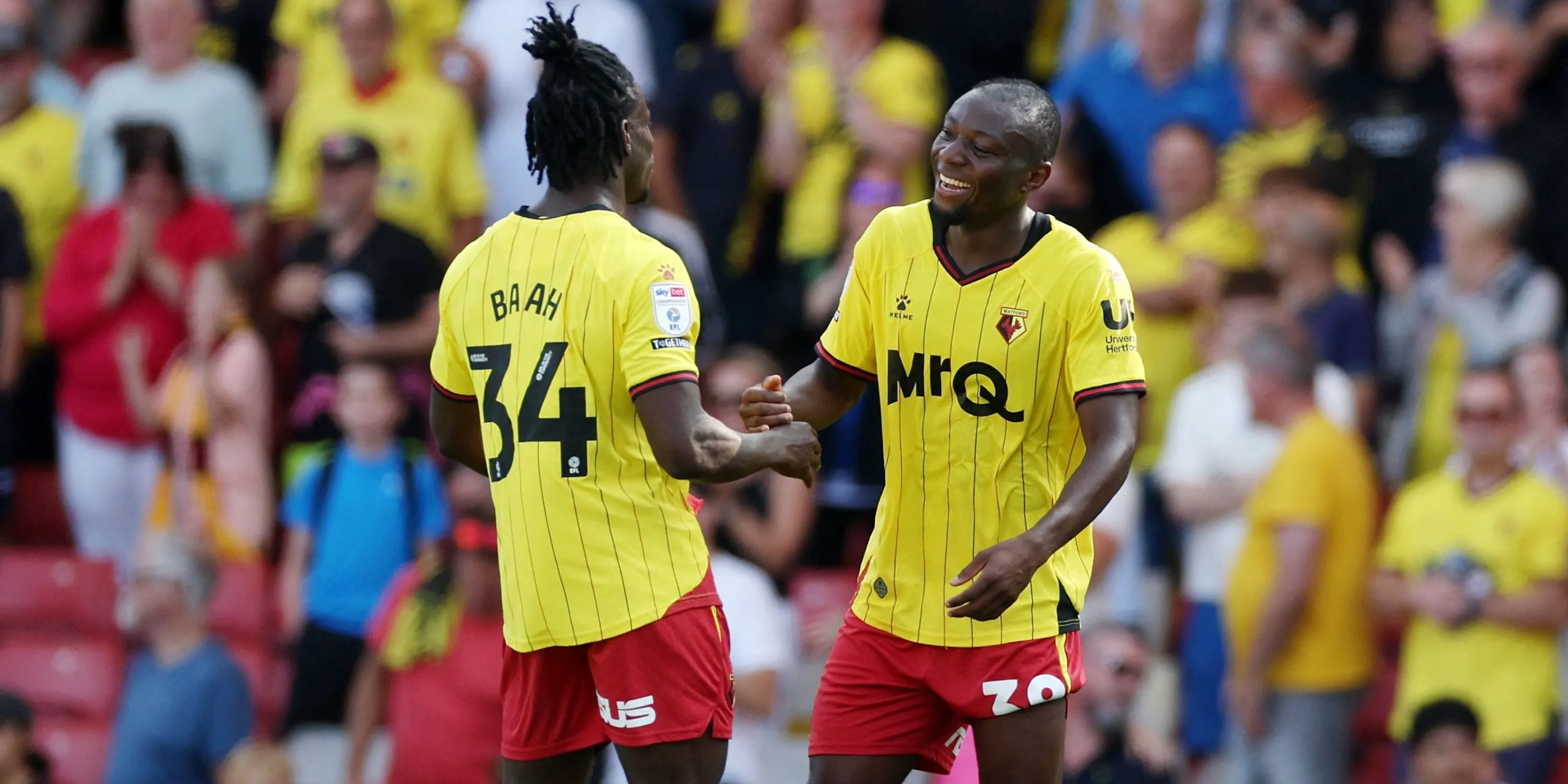Kwadwo Baah (trái) và Edo Kayembe (phải) của Watford ăn mừng