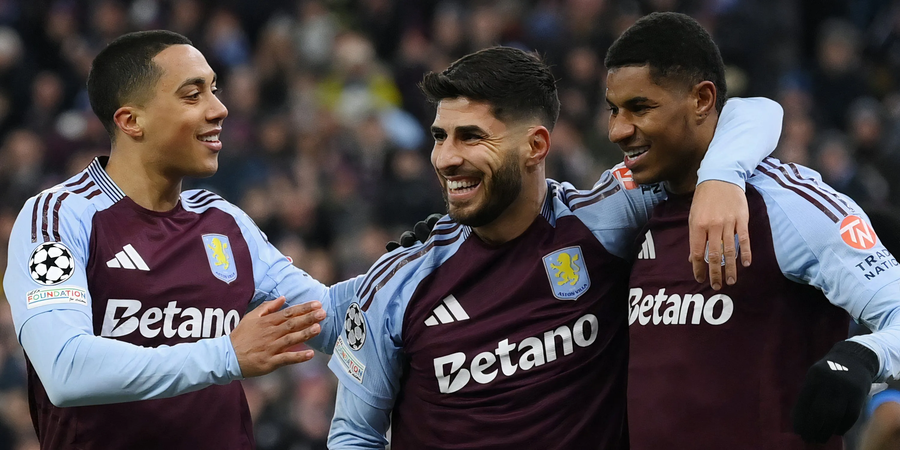 Marco Asensio cùng đồng đội Aston Villa trên sân tập