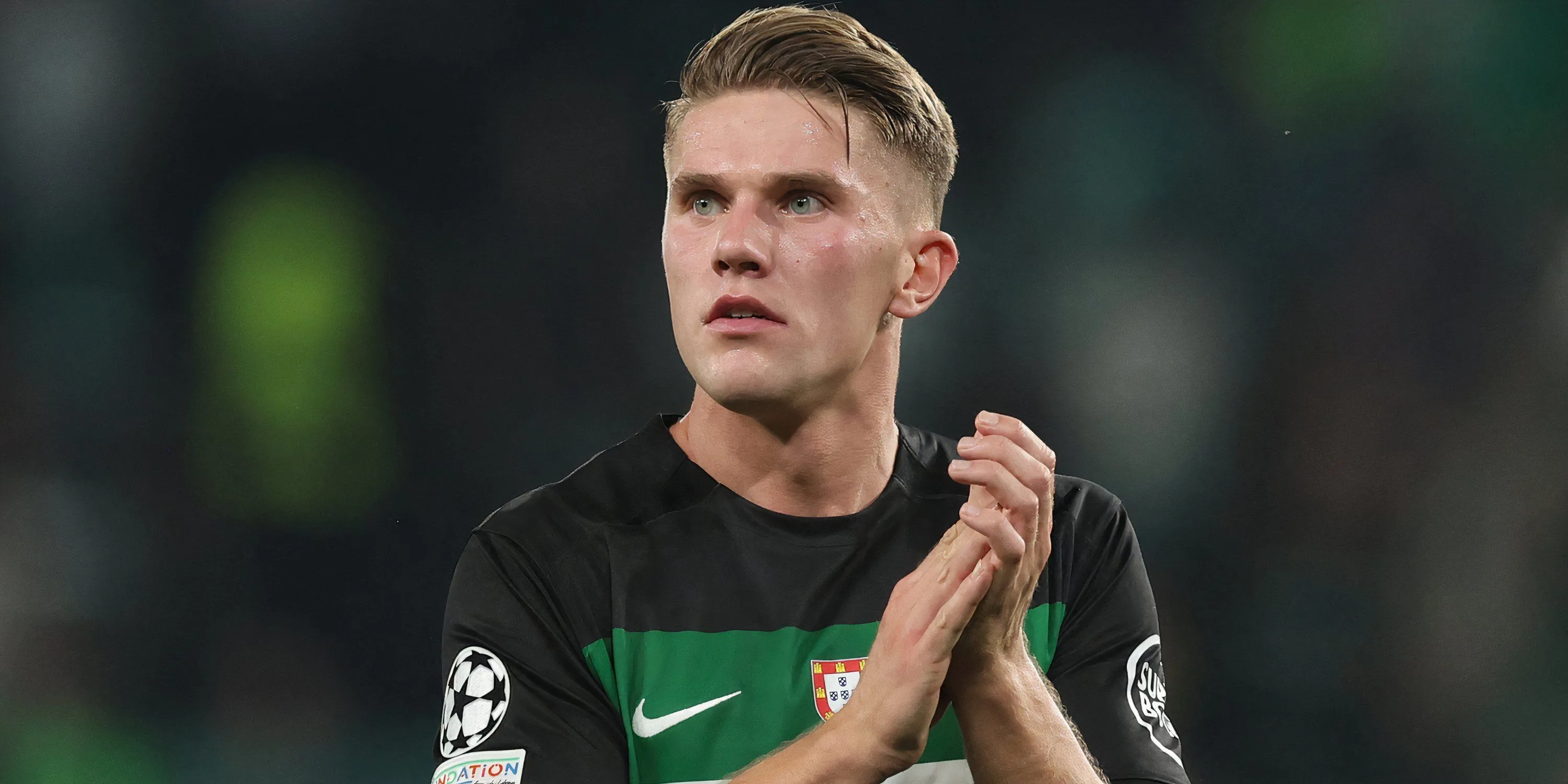 Tiền đạo Viktor Gyokeres vẫy tay chào người hâm mộ Sporting