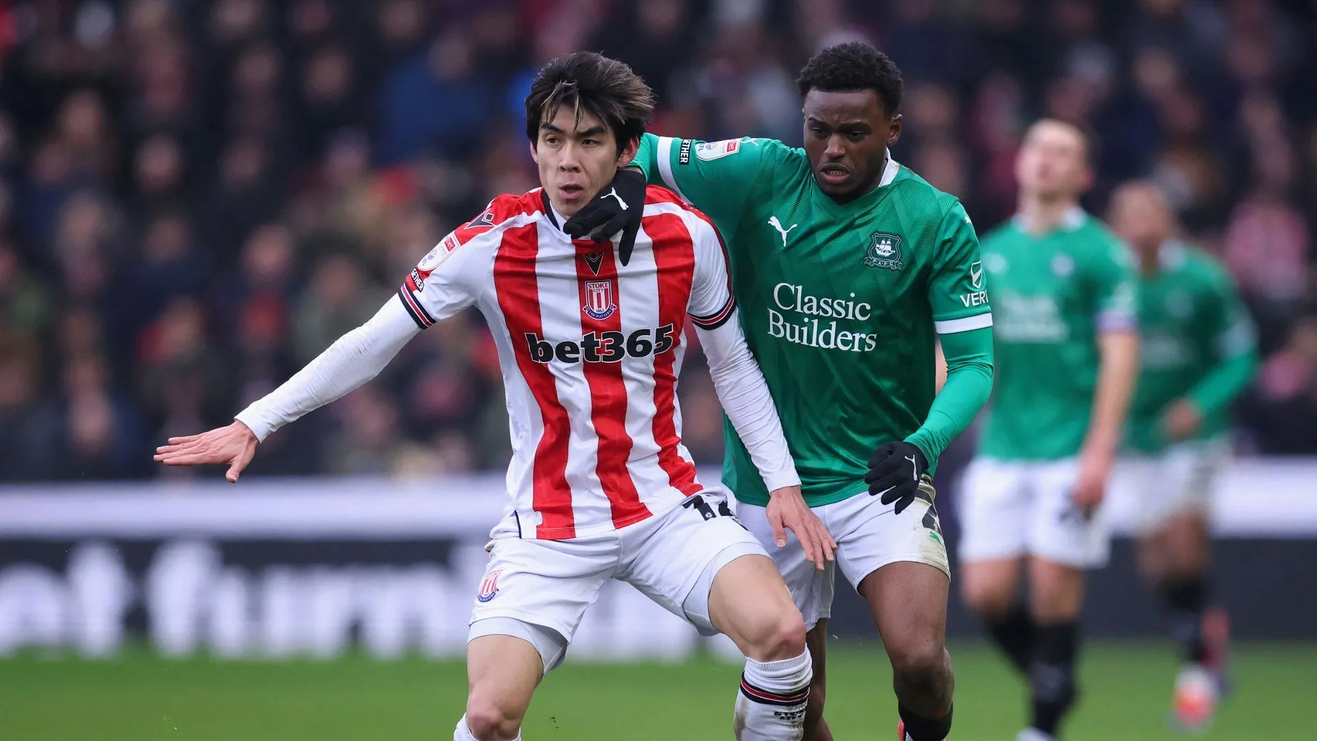 Cầu thủ Bali Mumba trong màu áo Plymouth Argyle đối đầu Stoke City