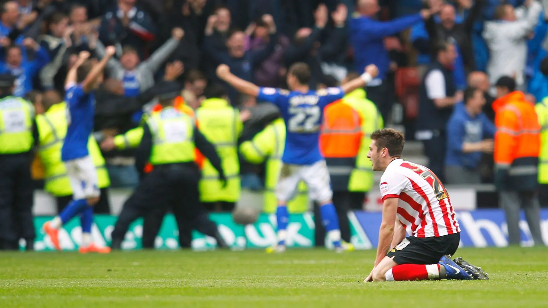 David Norris (Portsmouth) ghi bàn vào lưới Southampton trong trận derby kinh điển.