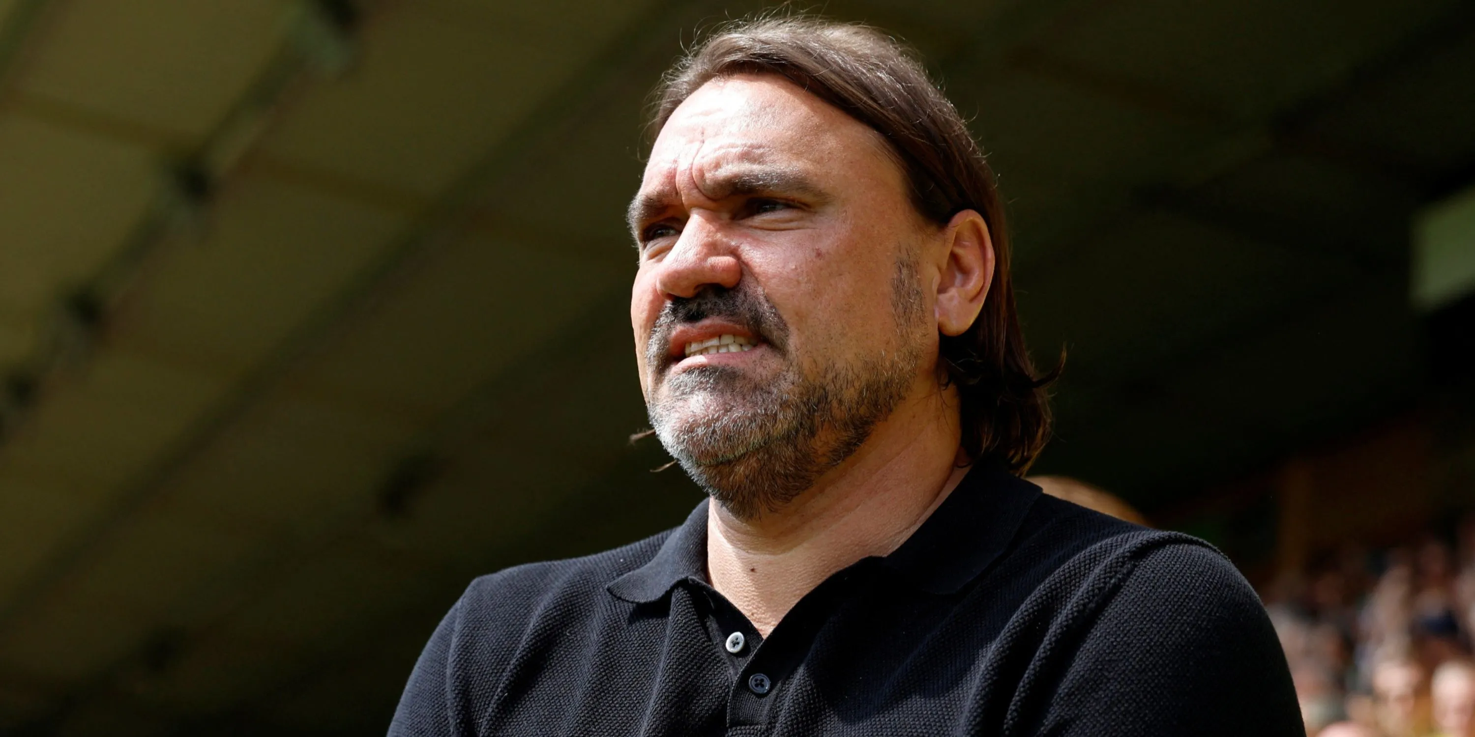 HLV Daniel Farke của Leeds United theo dõi trận đấu, đang tìm kiếm bổ sung chất lượng