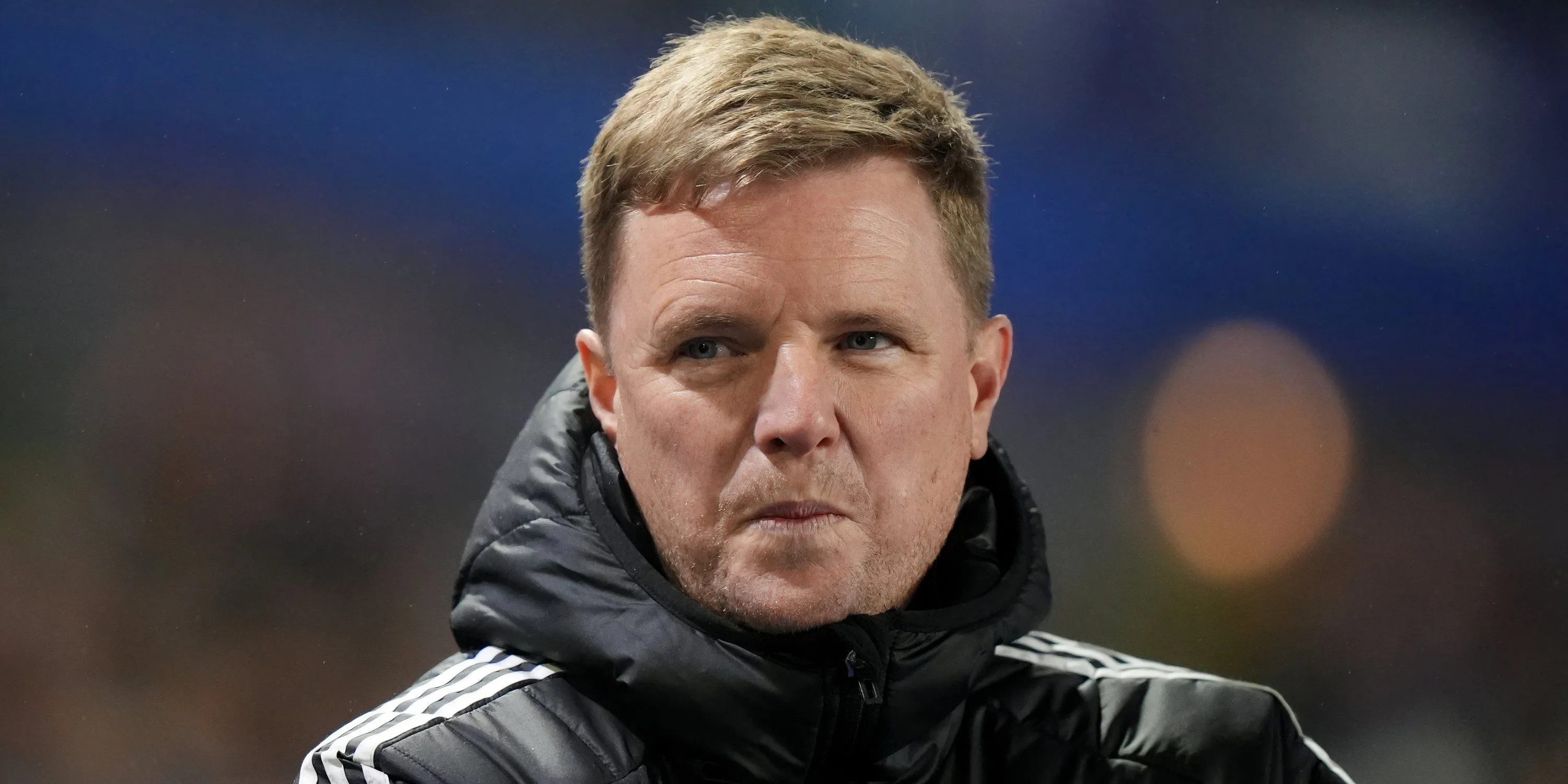 HLV Eddie Howe của Newcastle United trong trận đấu, đứng trước thách thức tìm tiền đạo thay thế Alexander Isak.