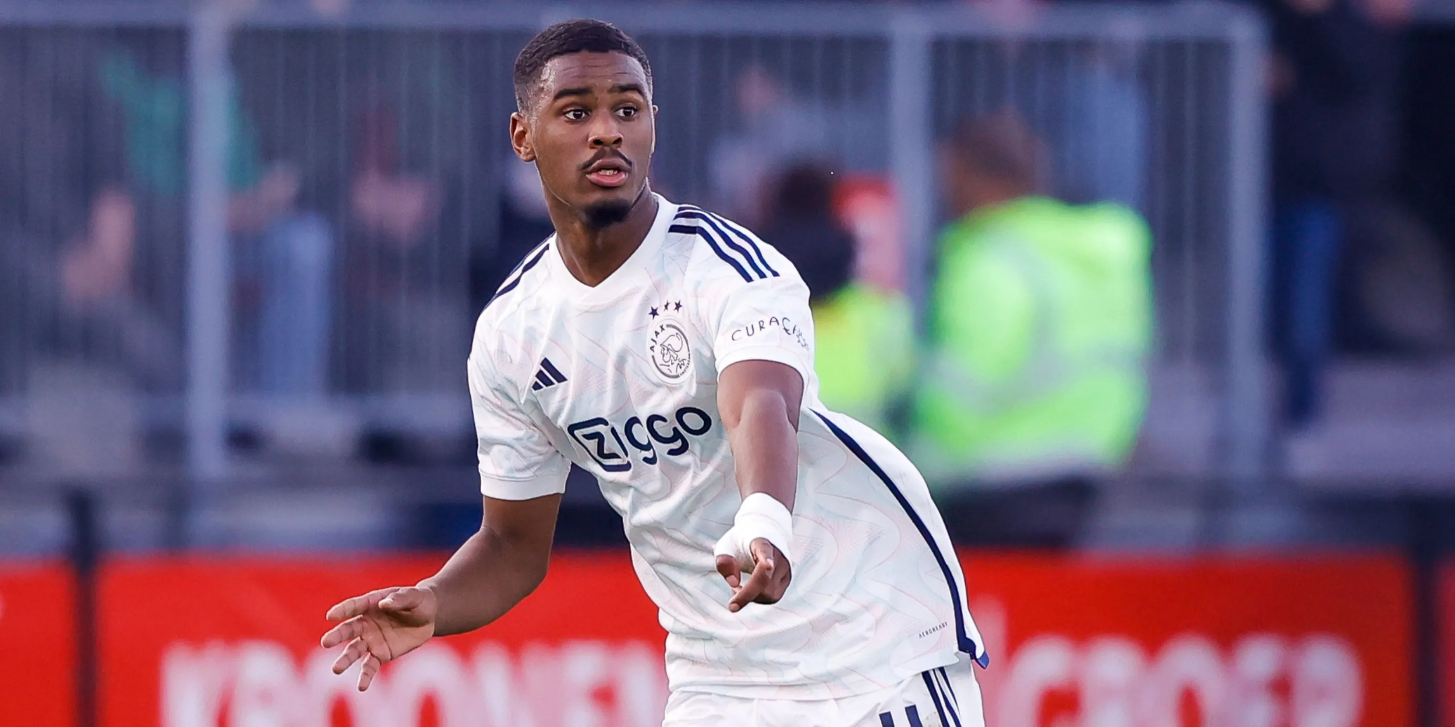 Jorrel Hato, hậu vệ trẻ Ajax, thi đấu với sự điềm tĩnh vượt tuổi