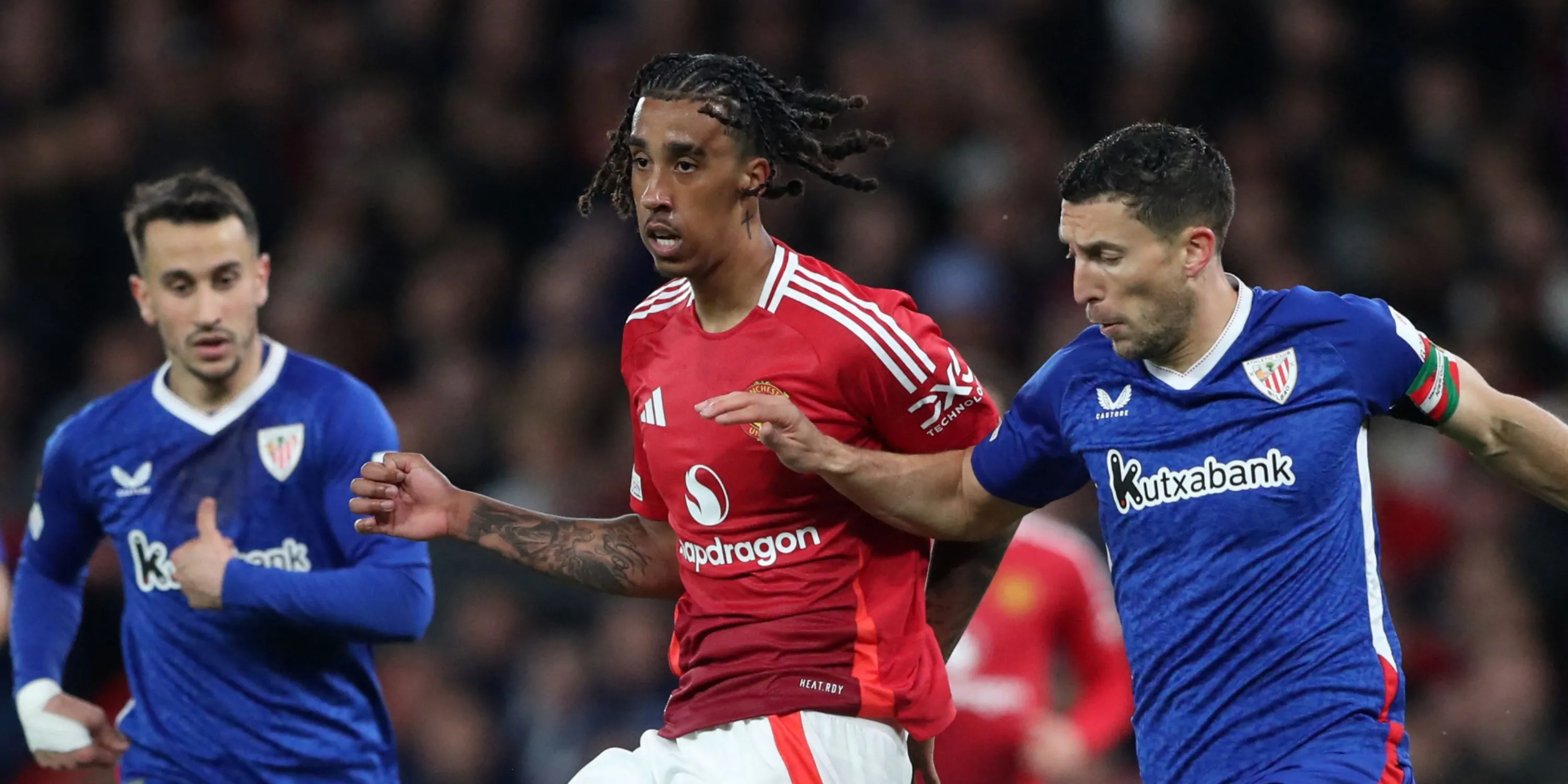 Leny Yoro trong màu áo Manchester United thi đấu trên sân cỏ
