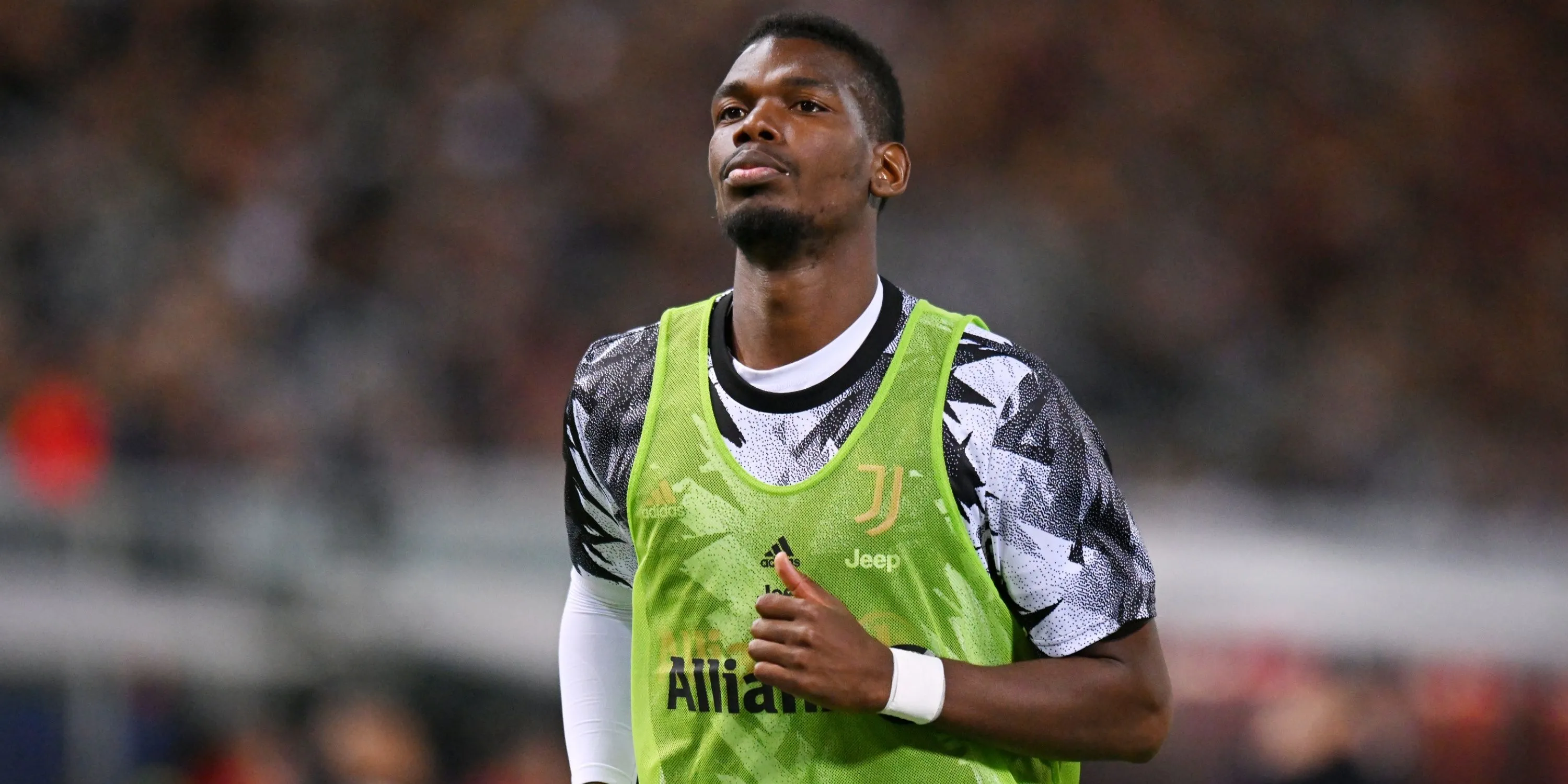 Paul Pogba, tiền vệ nổi tiếng người Pháp, với tính cách sôi nổi và lượng người theo dõi lớn trên Instagram bất chấp tranh cãi.