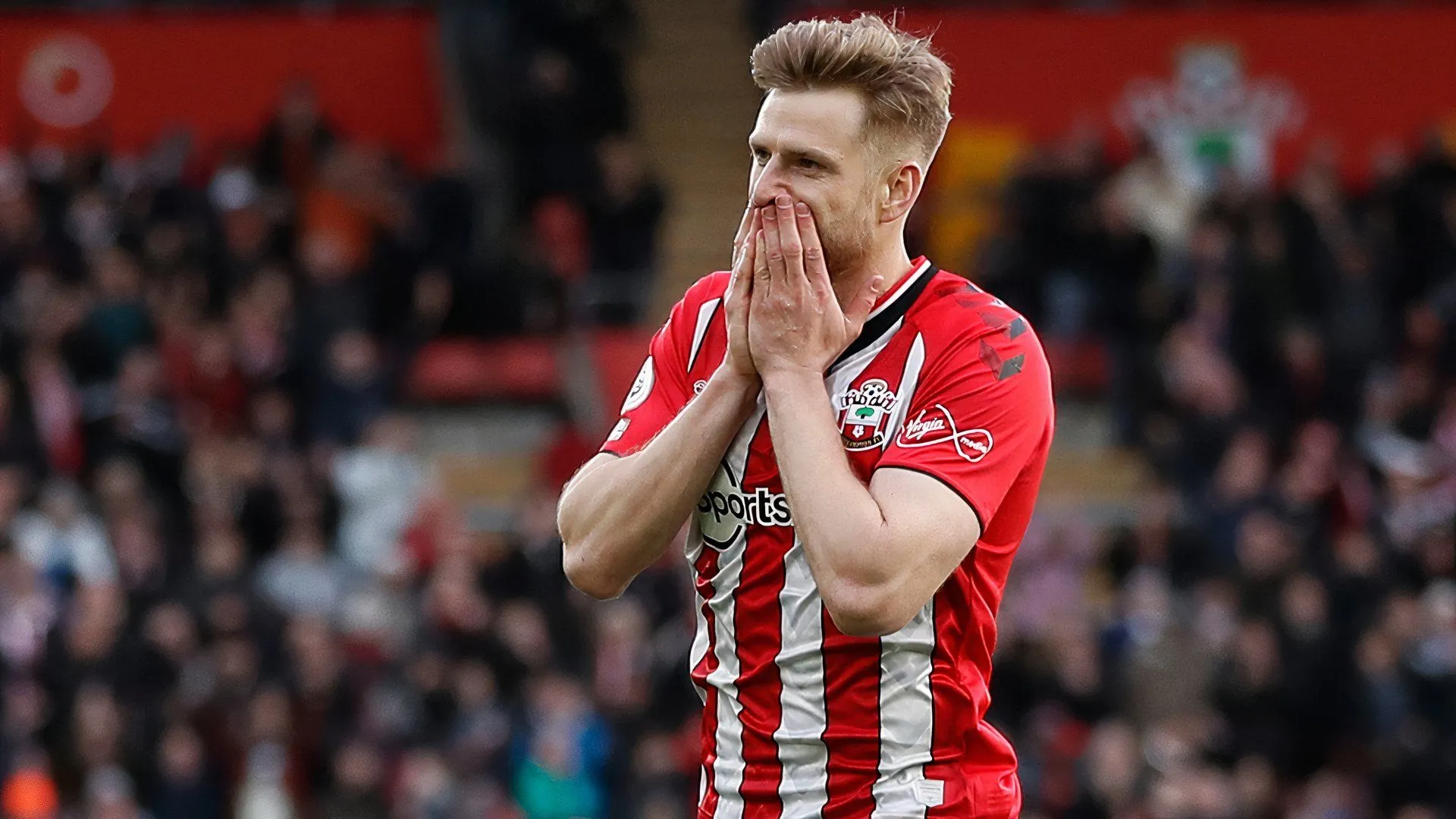 Stuart Armstrong tập trung trên sân trong bối cảnh tranh chấp chuyển nhượng