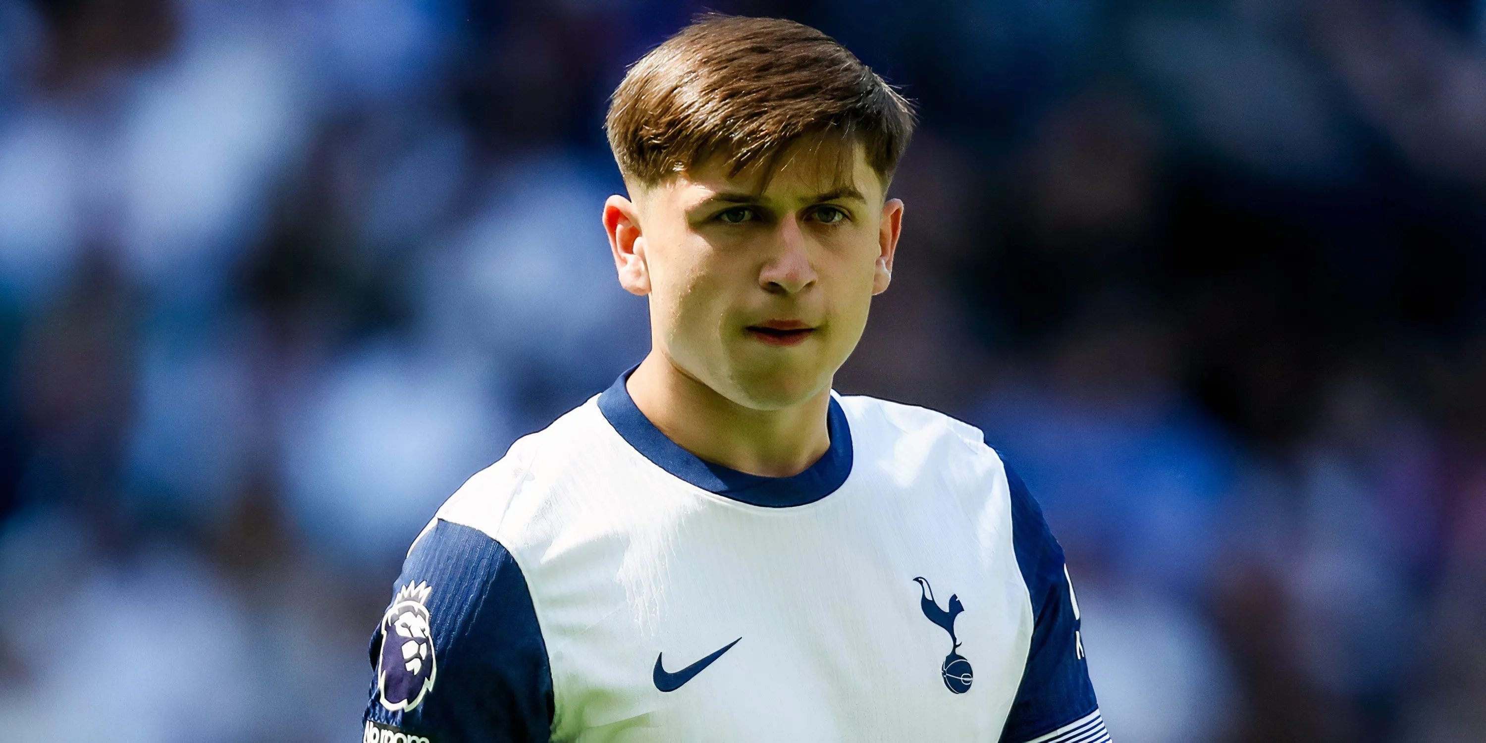 Tiền vệ trẻ Mikey Moore trong màu áo Tottenham Hotspur trên sân đấu