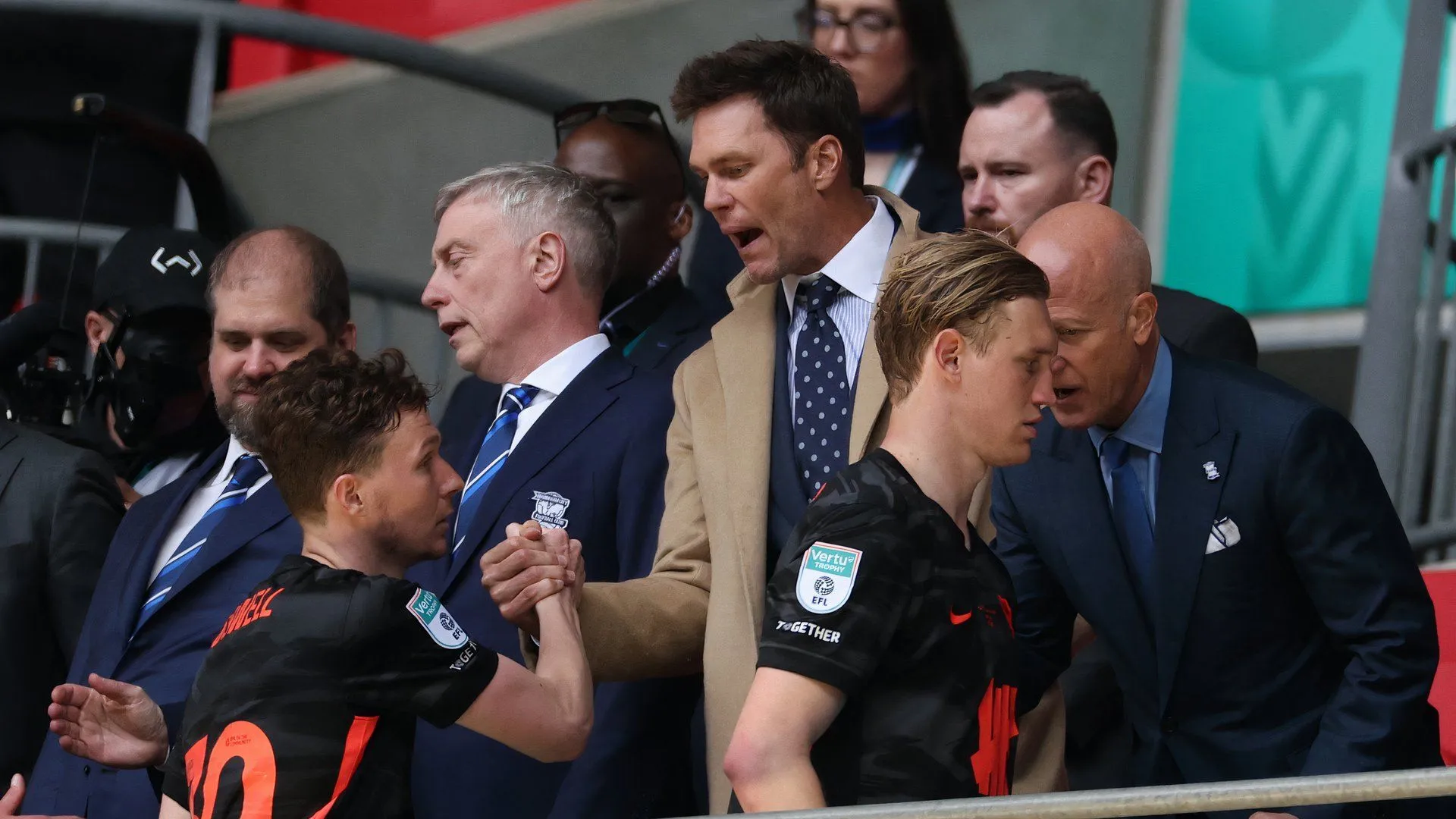 Tom Brady cùng các cầu thủ Birmingham City trên sân tập