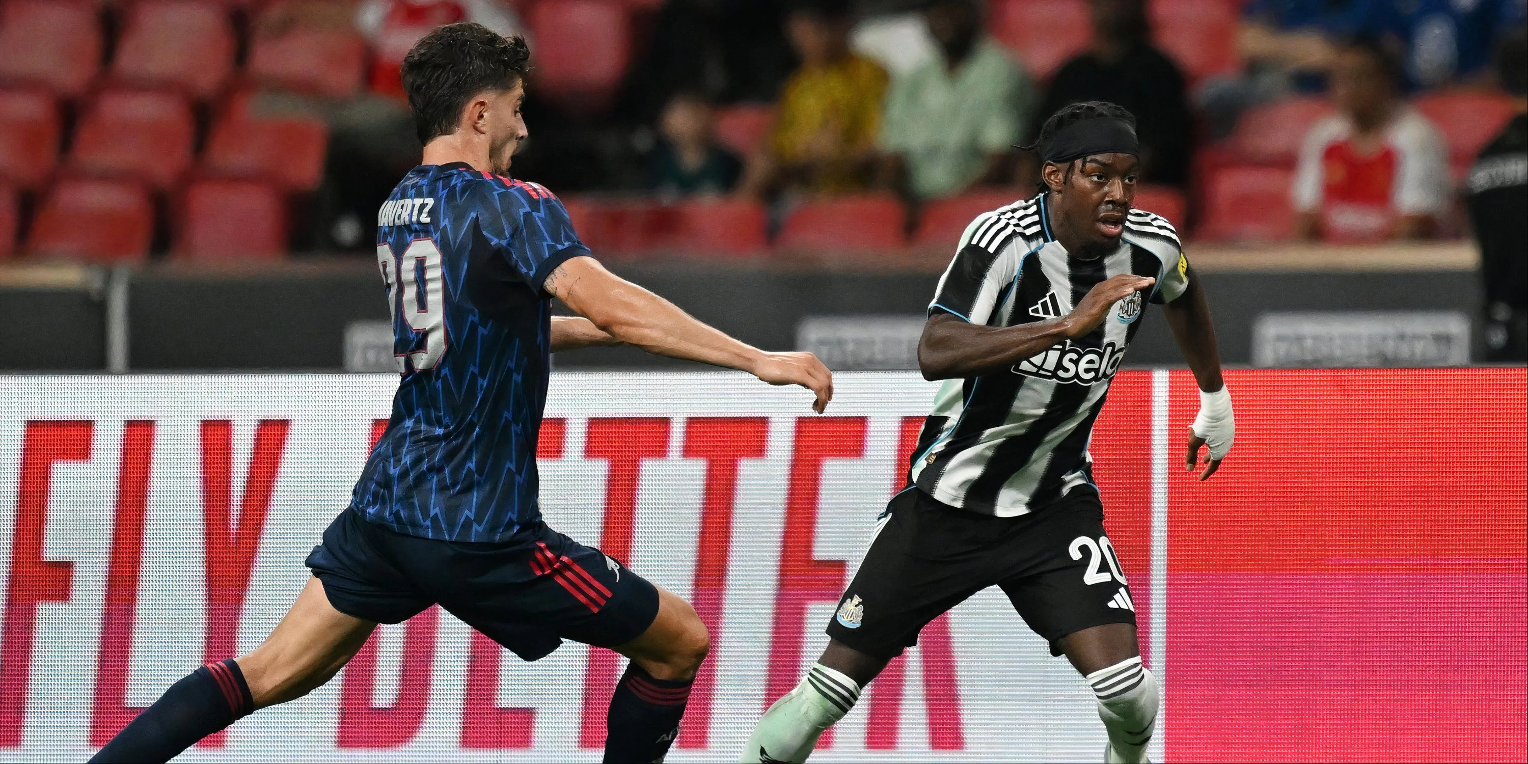Cầu thủ chạy cánh Anthony Elanga của Newcastle trong một pha tranh bóng tại Premier League.