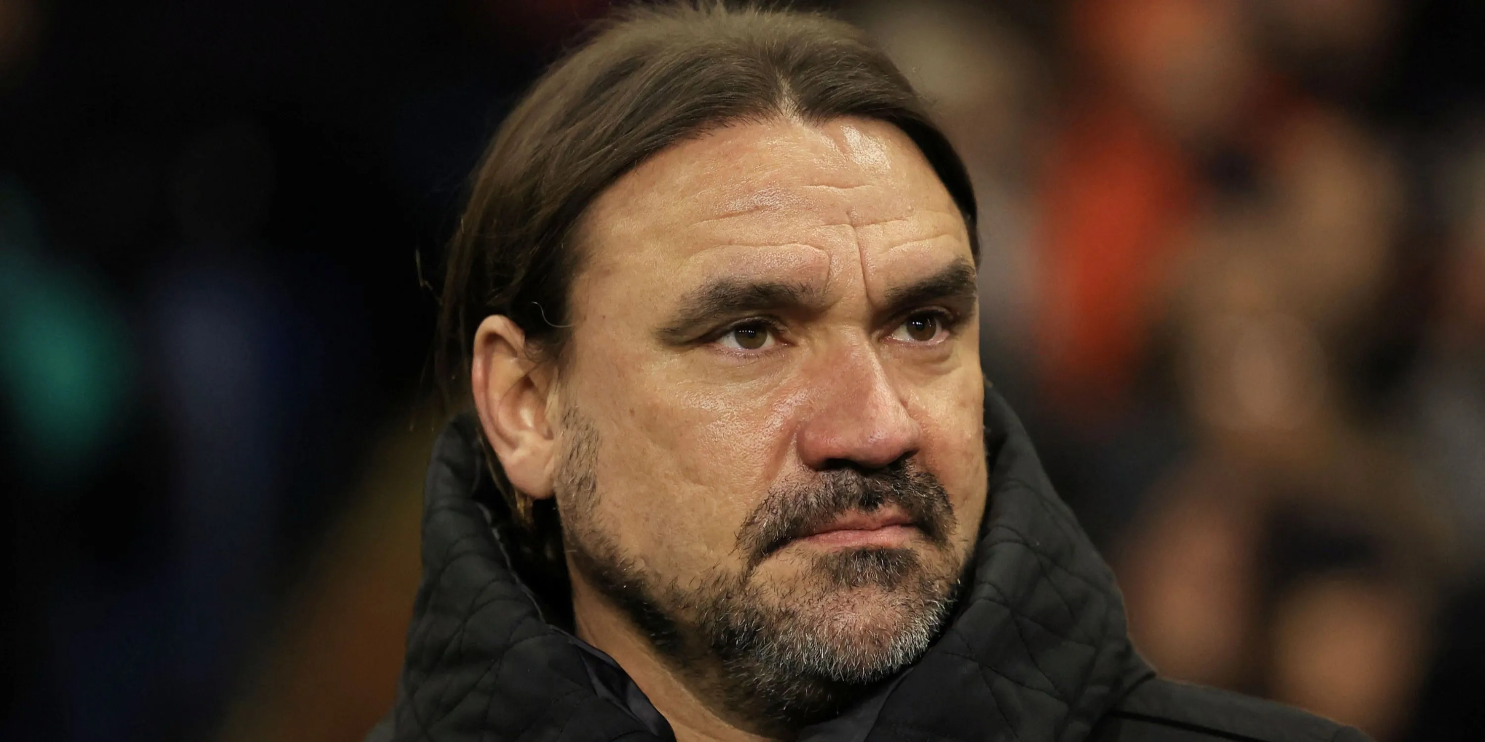 Huấn luyện viên Daniel Farke của Leeds United theo dõi trận đấu từ khu vực kỹ thuật