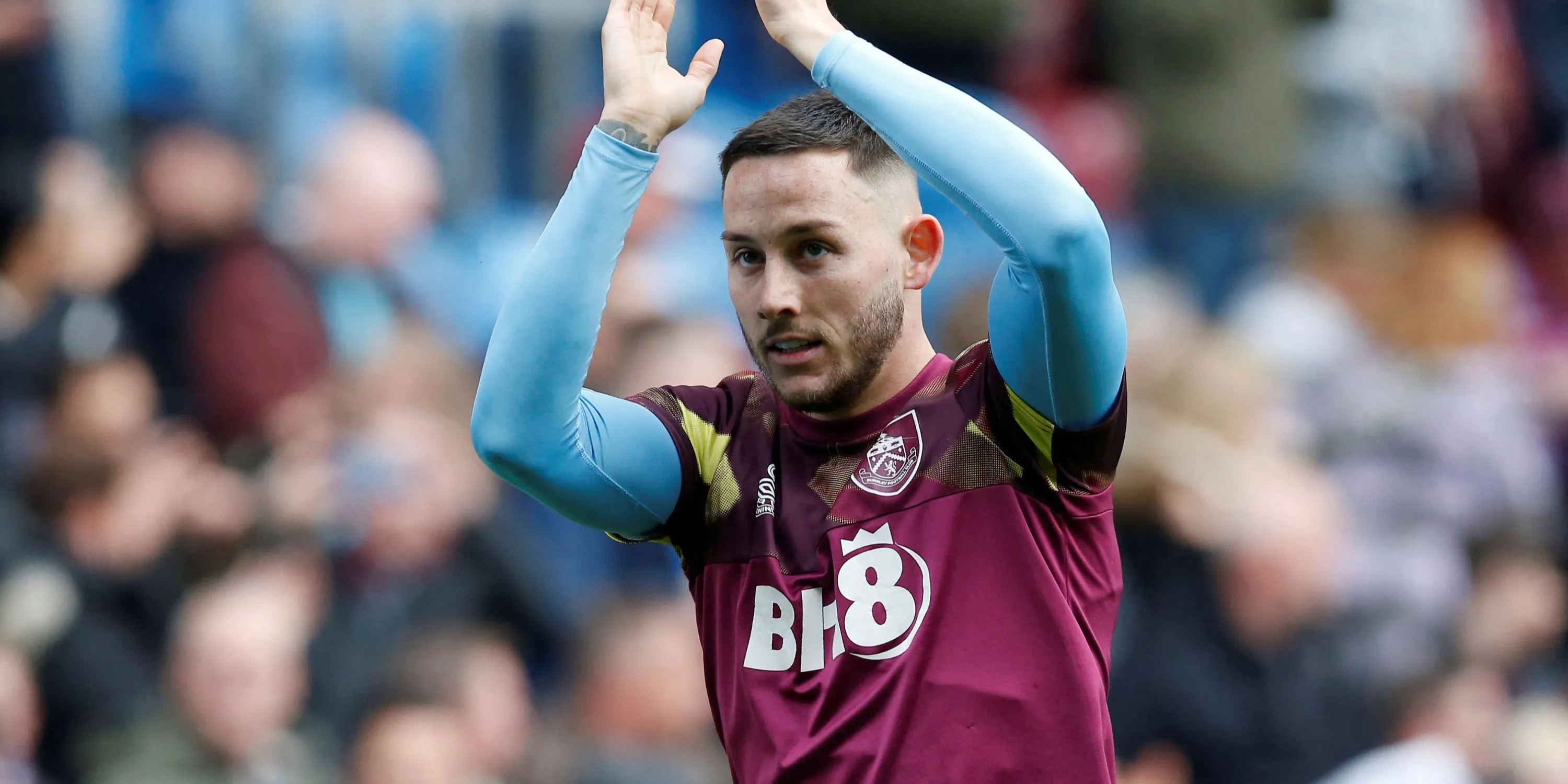 Josh Brownhill ăn mừng bàn thắng cho Burnley