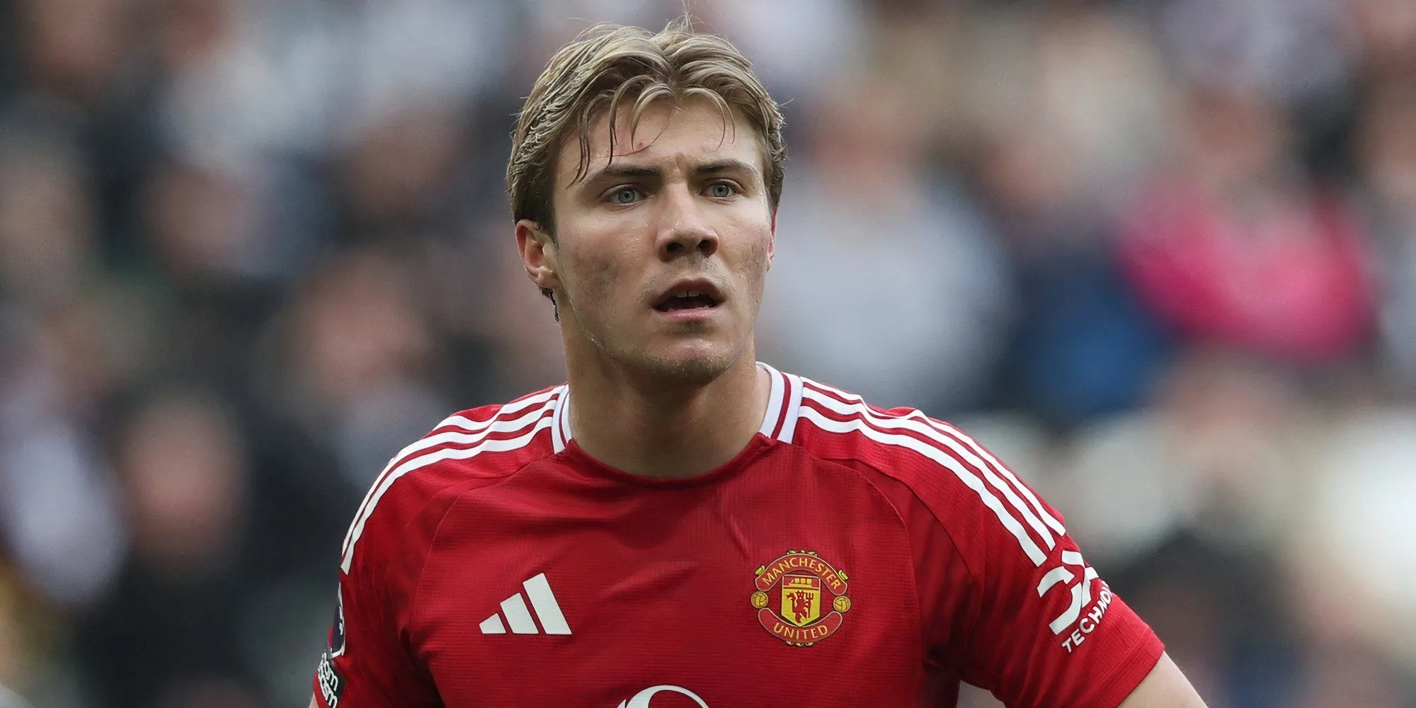 Rasmus Hojlund trong trang phục Manchester United sau bàn thắng vào lưới Bournemouth