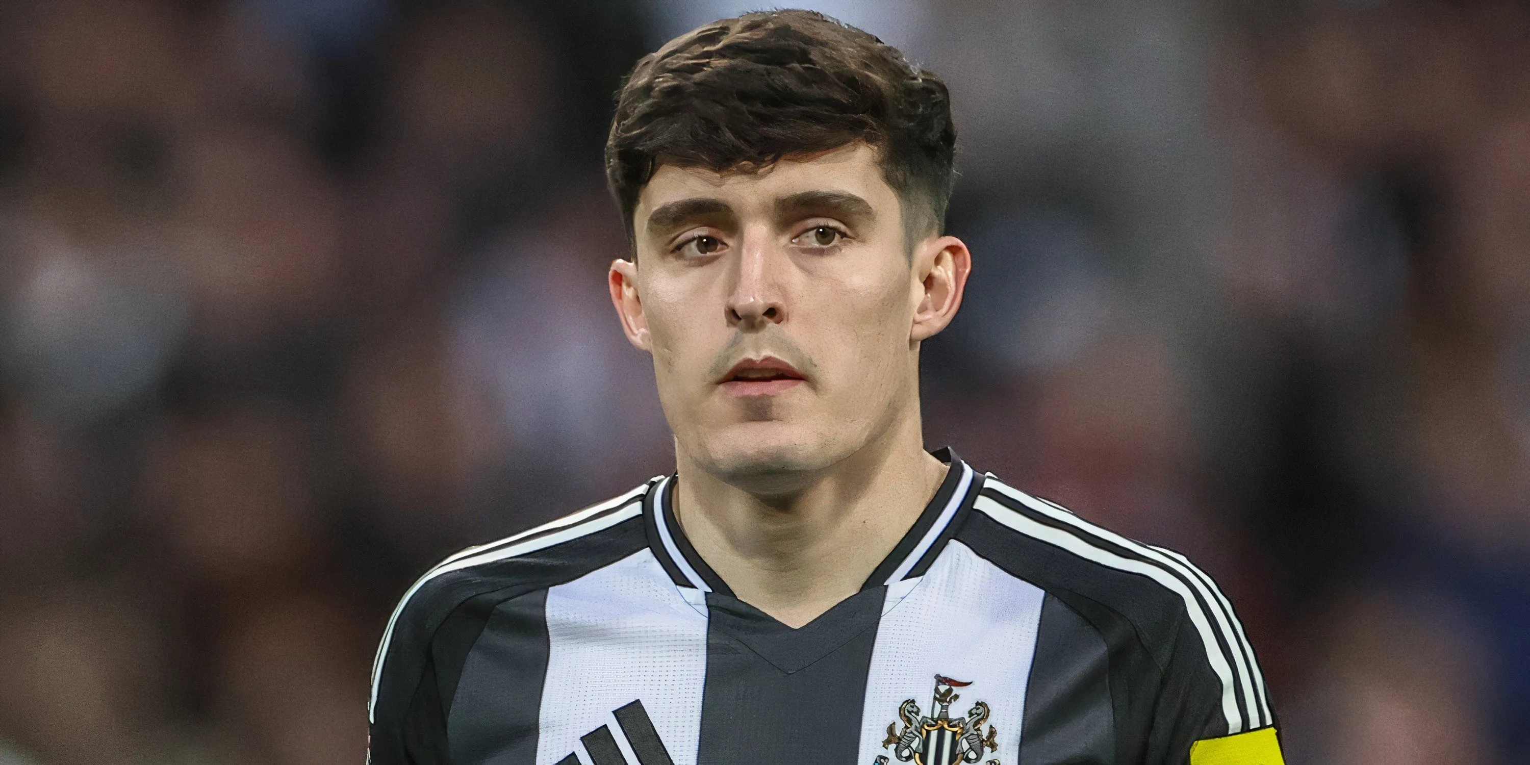 Tino Livramento trong một pha bóng cho Newcastle United
