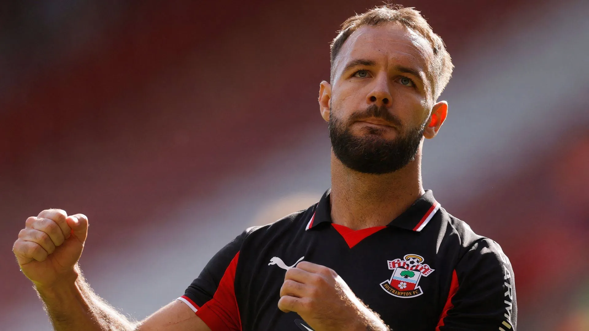 Adam Armstrong ăn mừng bàn thắng cho Southampton trước Brighton, minh họa khả năng săn bàn của tiền đạo này