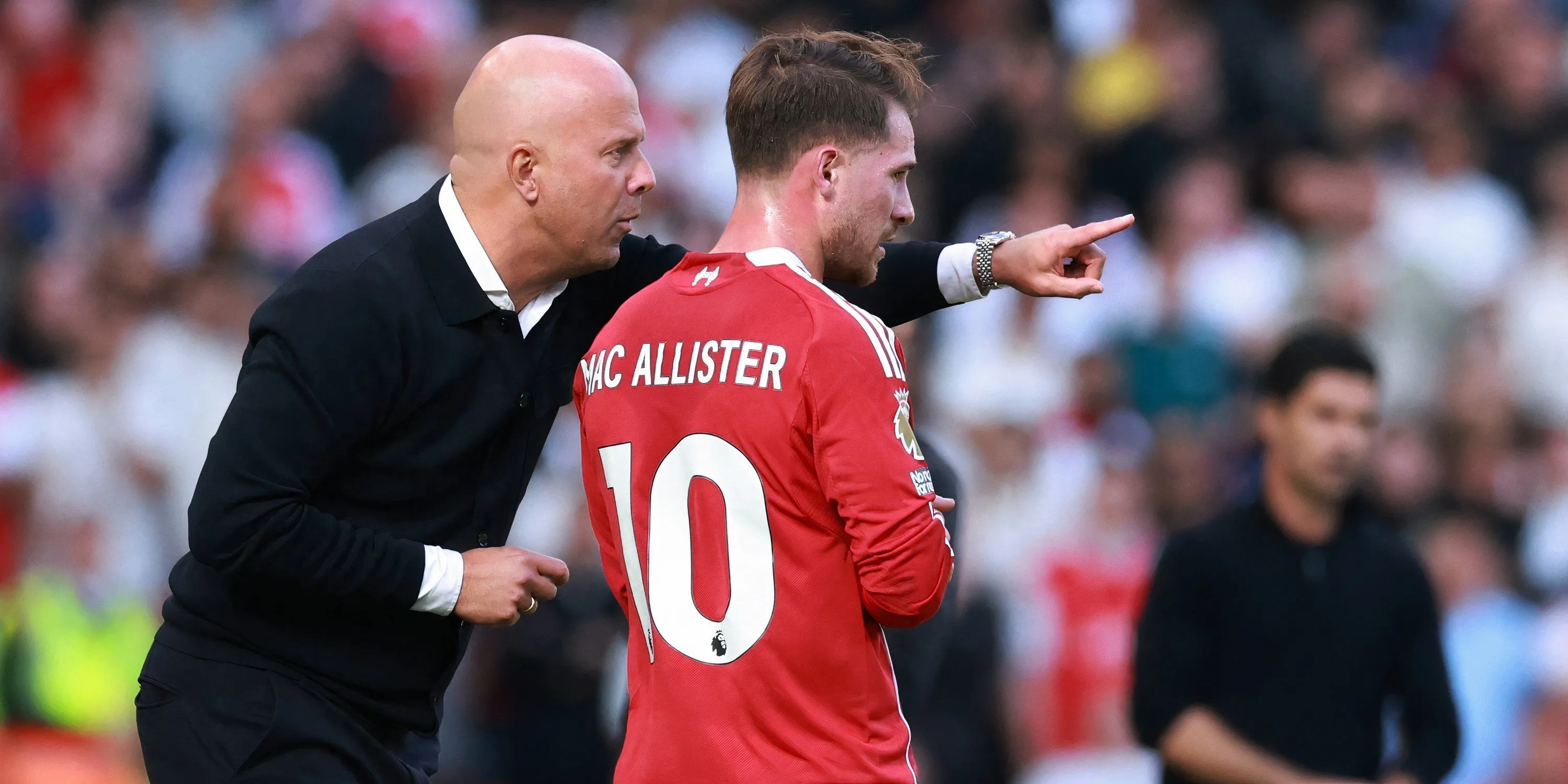 Arne Slot và Alexis Mac Allister trong buổi tập của Liverpool