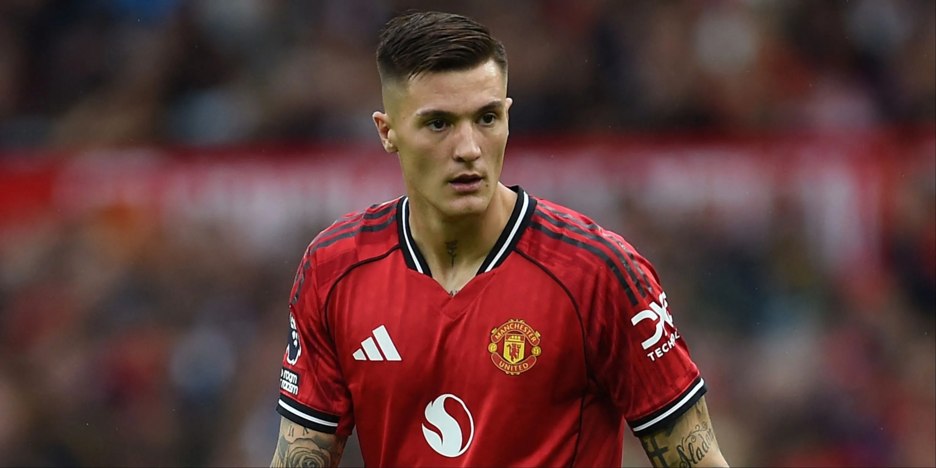 Benjamin Sesko tranh bóng trên không cho Manchester United, minh họa điểm mạnh không chiến và cơ hội trở lại đá chính