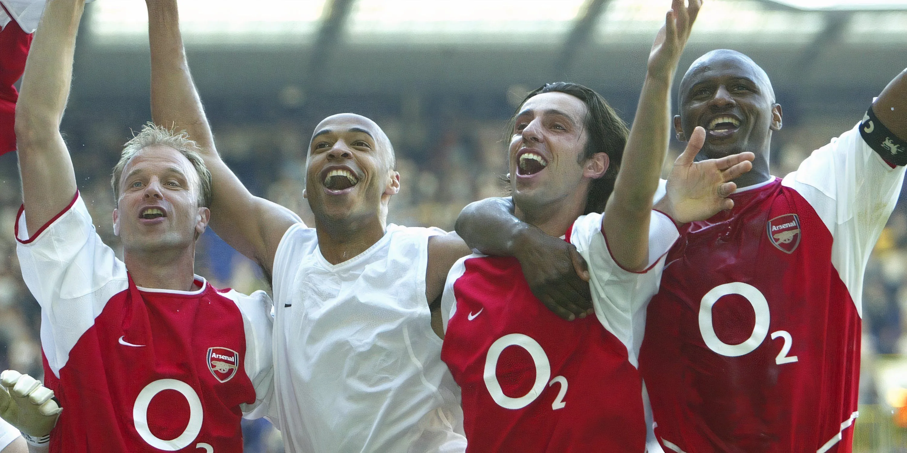 Bergkamp và Henry trong trận đấu tại White Hart Lane — cặp tấn công kinh điển giúp Arsenal thời Wenger