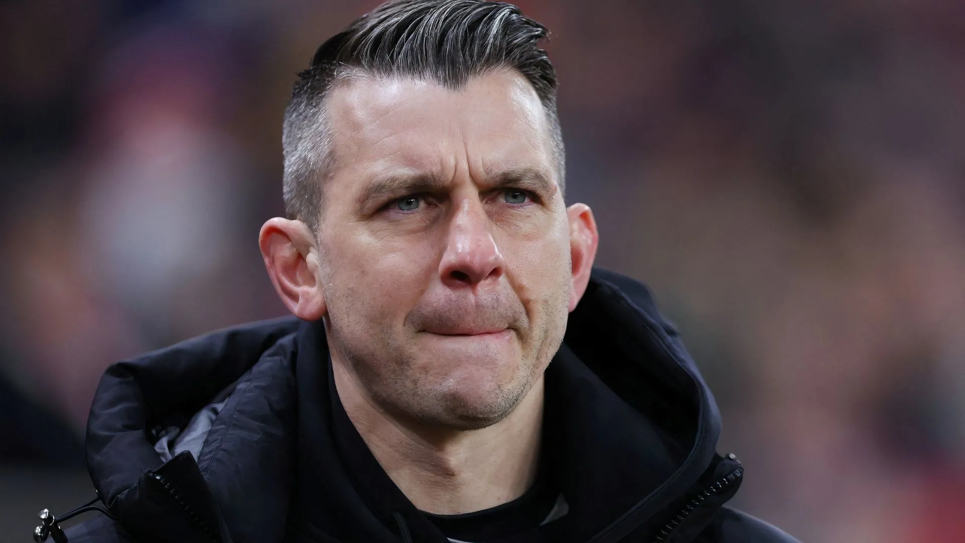 Bloomfield trong thời gian làm HLV Luton, ứng viên có kinh nghiệm tại Wycombe và Colchester