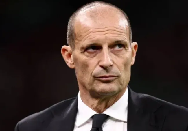 Các cầu thủ AC Milan tập trung nghe chỉ đạo chiến thuật trước trận, thể hiện quyết tâm giành 3 điểm tại Bergamo