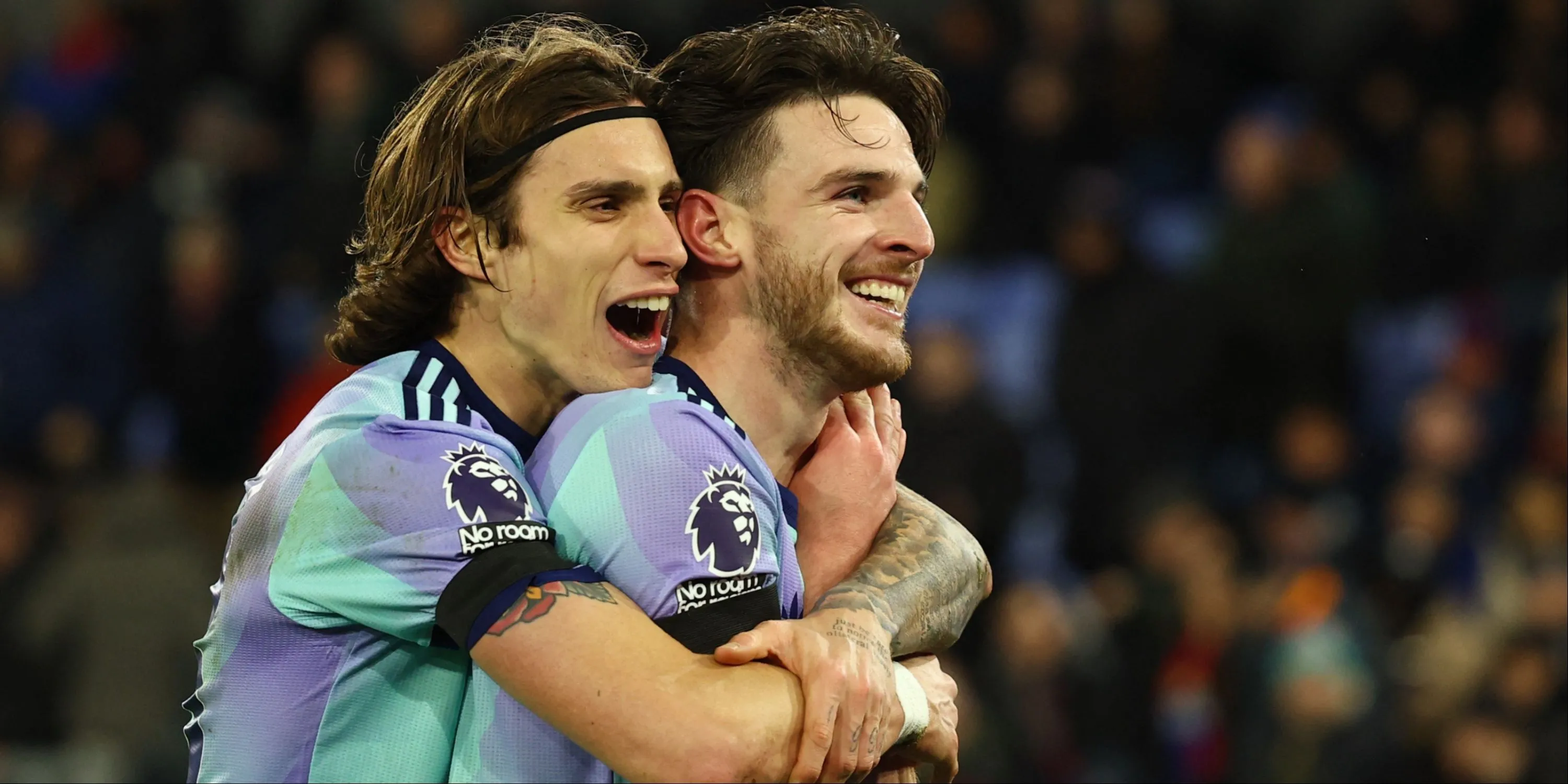 Calafiori phối hợp với Declan Rice ở khu trung tuyến, minh họa sự đa năng của hậu vệ trái