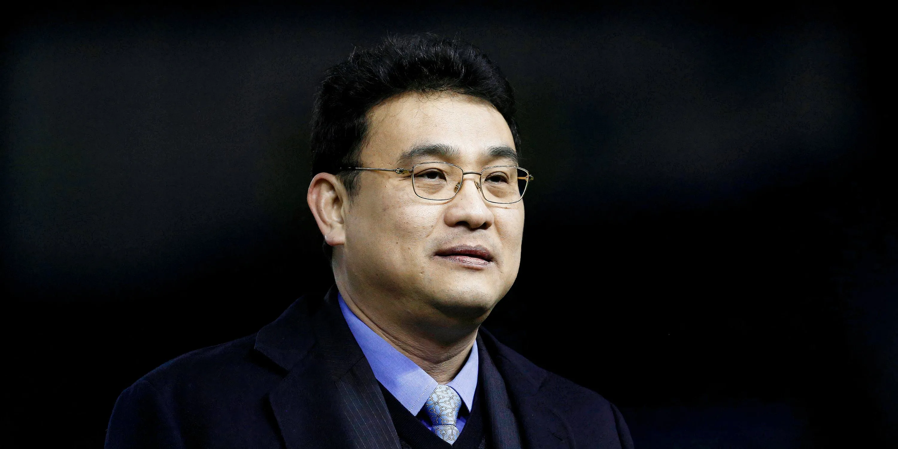 Chủ tịch Dejphon Chansiri tại một sự kiện của Sheffield Wednesday, khuôn mặt suy tư trước tương lai câu lạc bộ