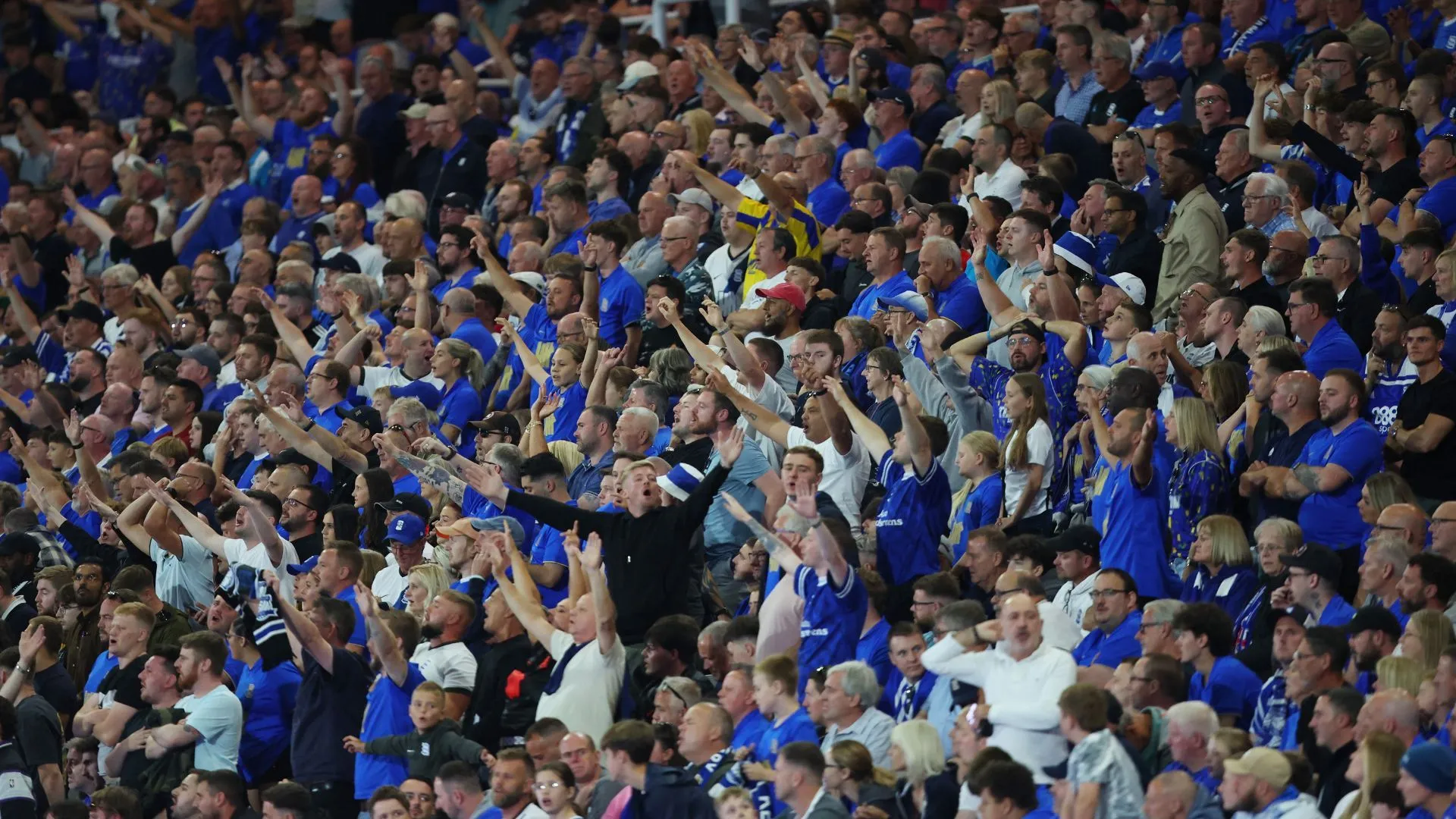 Cổ động viên Birmingham City — hình ảnh thể hiện mối liên hệ giữa đội bóng và thành phố