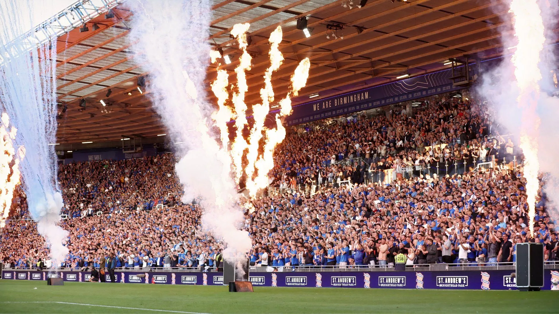 Cổ động viên Birmingham City trên khán đài St Andrew’s tạo bầu không khí cuồng nhiệt