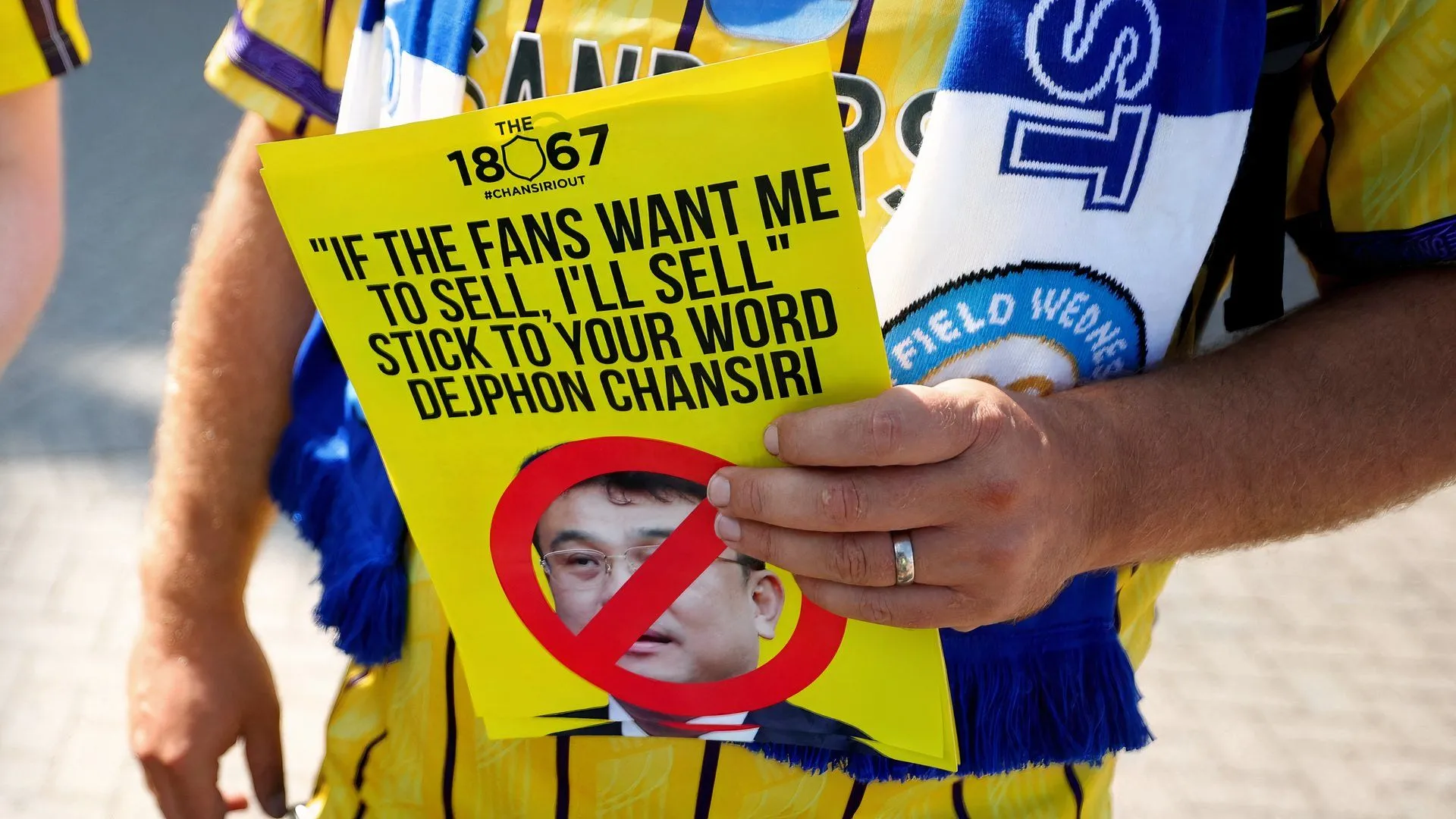 Cổ động viên Sheffield Wednesday phát tờ rơi và biểu tình yêu cầu chủ sở hữu Dejphon Chansiri rời đi trước cổng Hillsborough