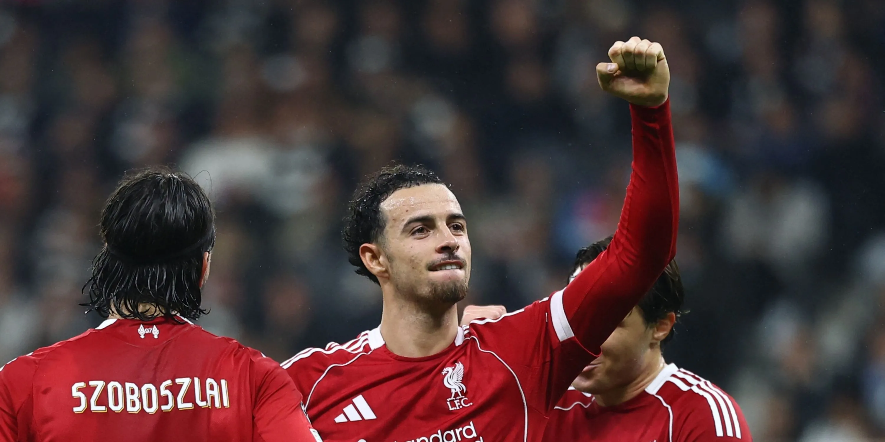 Curtis Jones tập trung chuyền bóng trong trận đấu