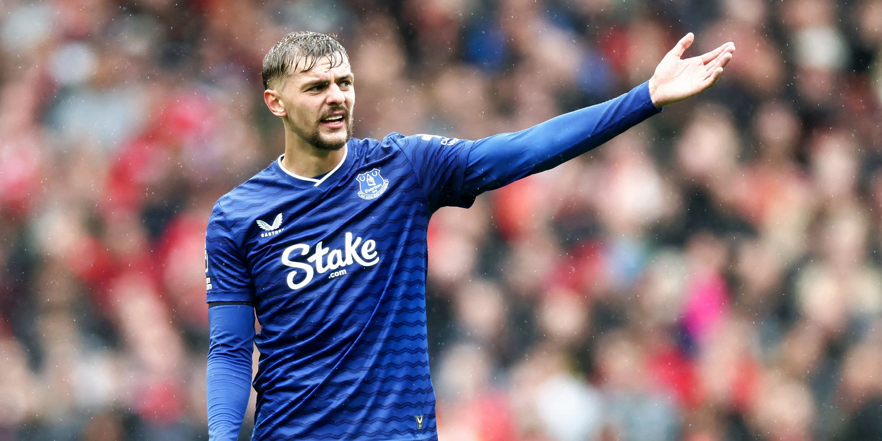Dewsbury-Hall điều tiết trận đấu từ giữa sân — biểu tượng kết nối tuyến giữa Everton