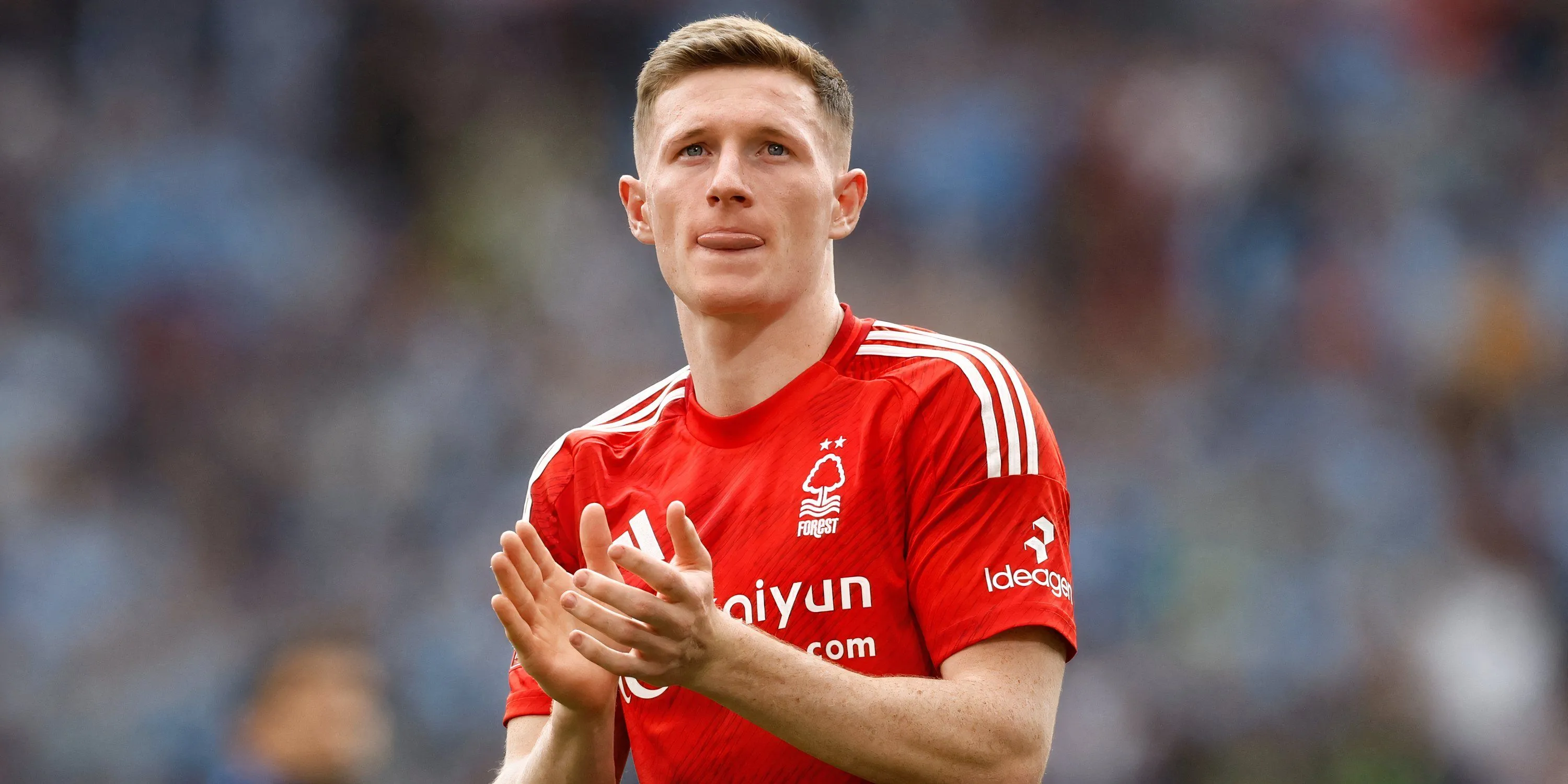 Elliot Anderson trong màu áo Nottingham Forest, tiền vệ phòng ngự chơi ổn định và được đánh giá cao ở khả năng điều phối bóng