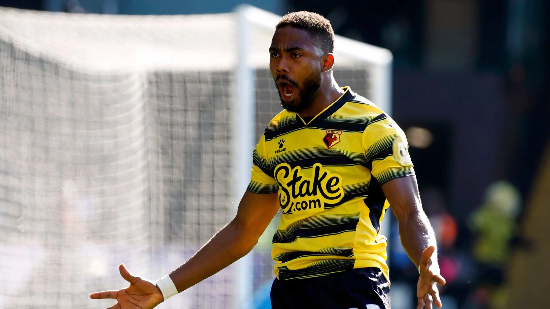 Emmanuel Dennis - tiền đạo nhanh nhẹn và có khả năng tạo đột biến