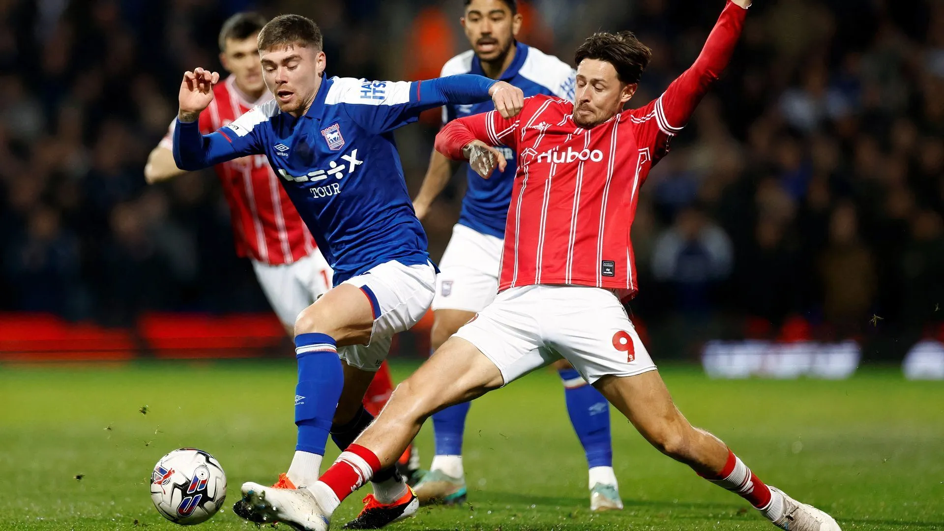 Harry Cornick trao đổi với Leif Davis trong màu áo Bristol City — phong độ và cơ hội chuyển nhượng