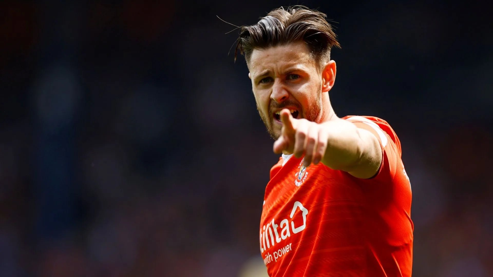 Harry Cornick trong màu áo Luton Town — ghi bàn ở Championship mùa 2021/22