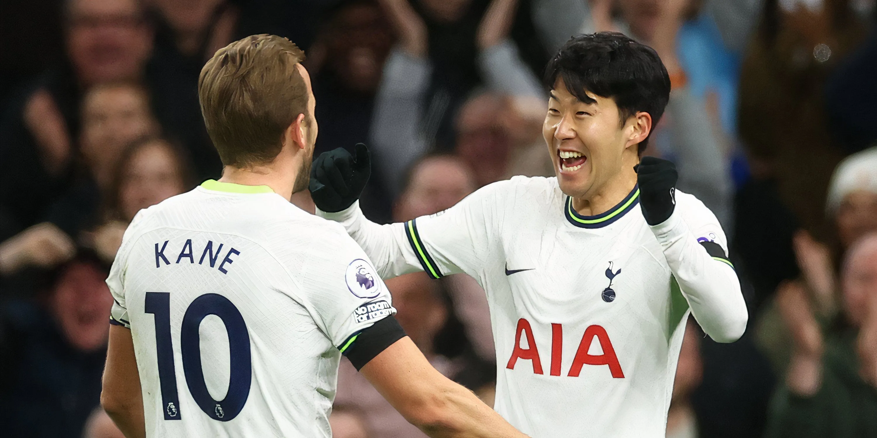 Harry Kane và Son Heung-min ăn mừng bàn thắng cùng Tottenham, thể hiện sự ăn ý tấn công lịch sử