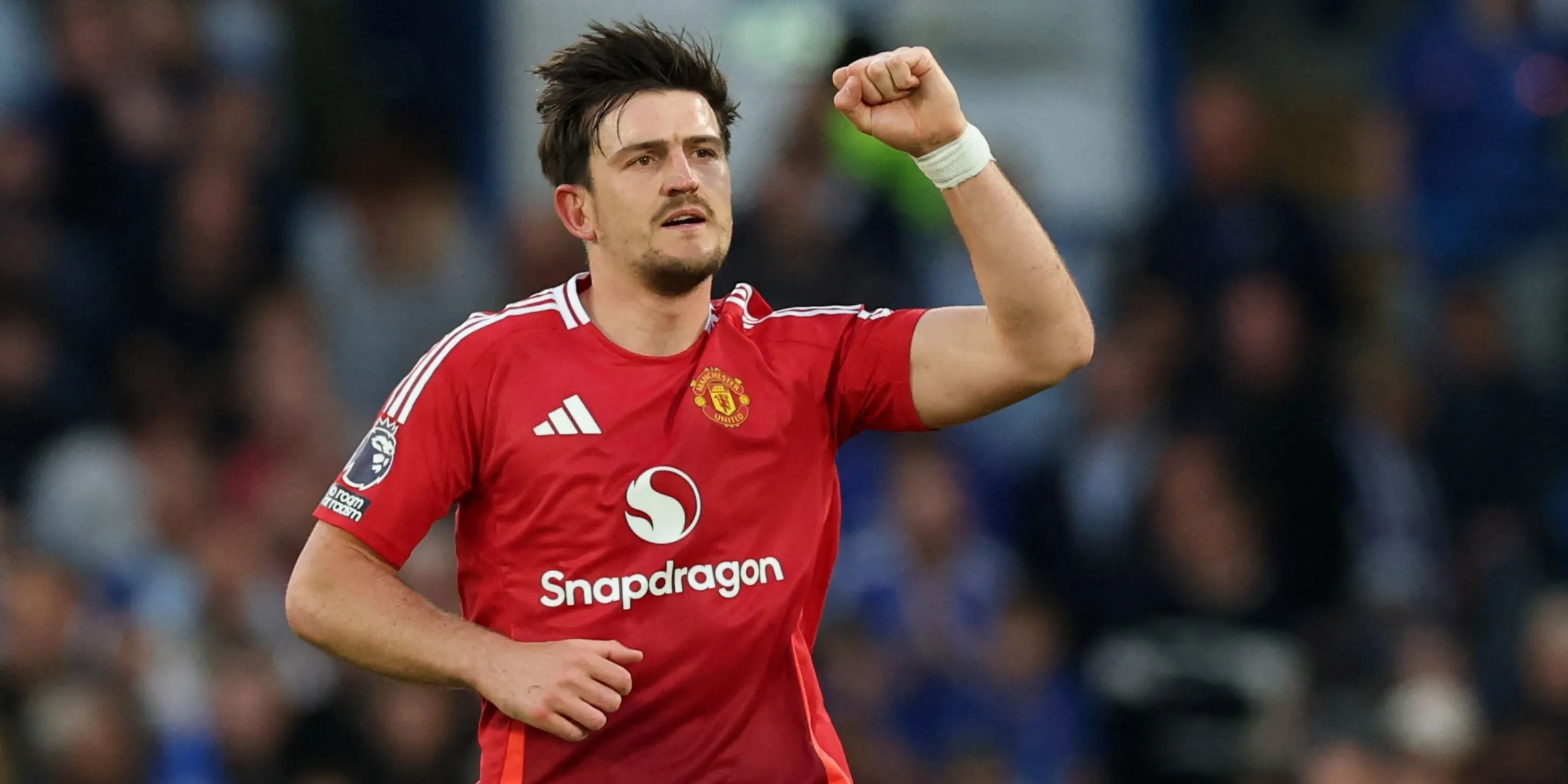 Harry Maguire ăn mừng bàn thắng cho Man United tại Anfield, trung vệ trụ cột và mục tiêu gia hạn hợp đồng