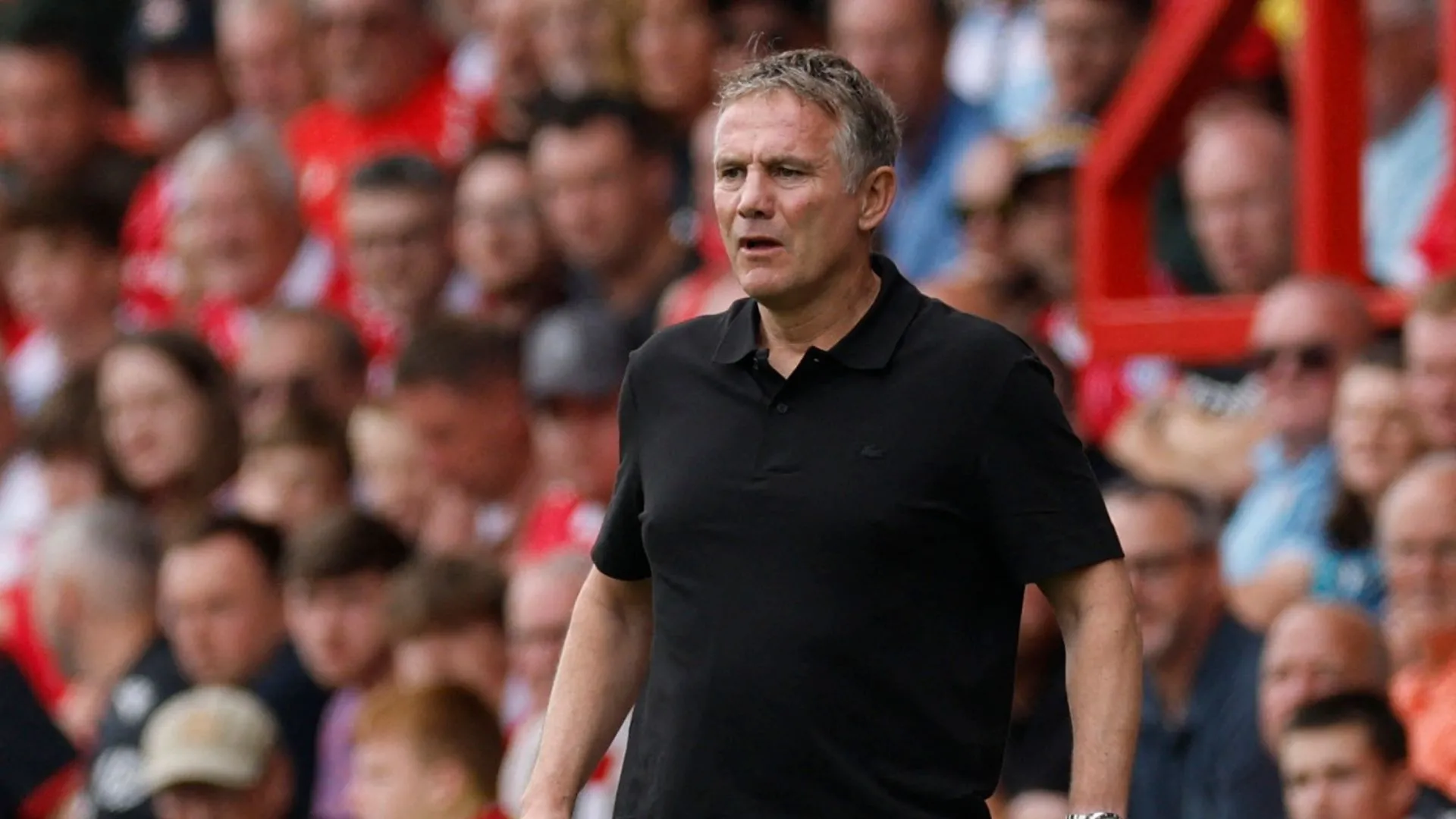 HLV Phil Parkinson chỉ đạo học trò trên băng ghế kỹ thuật