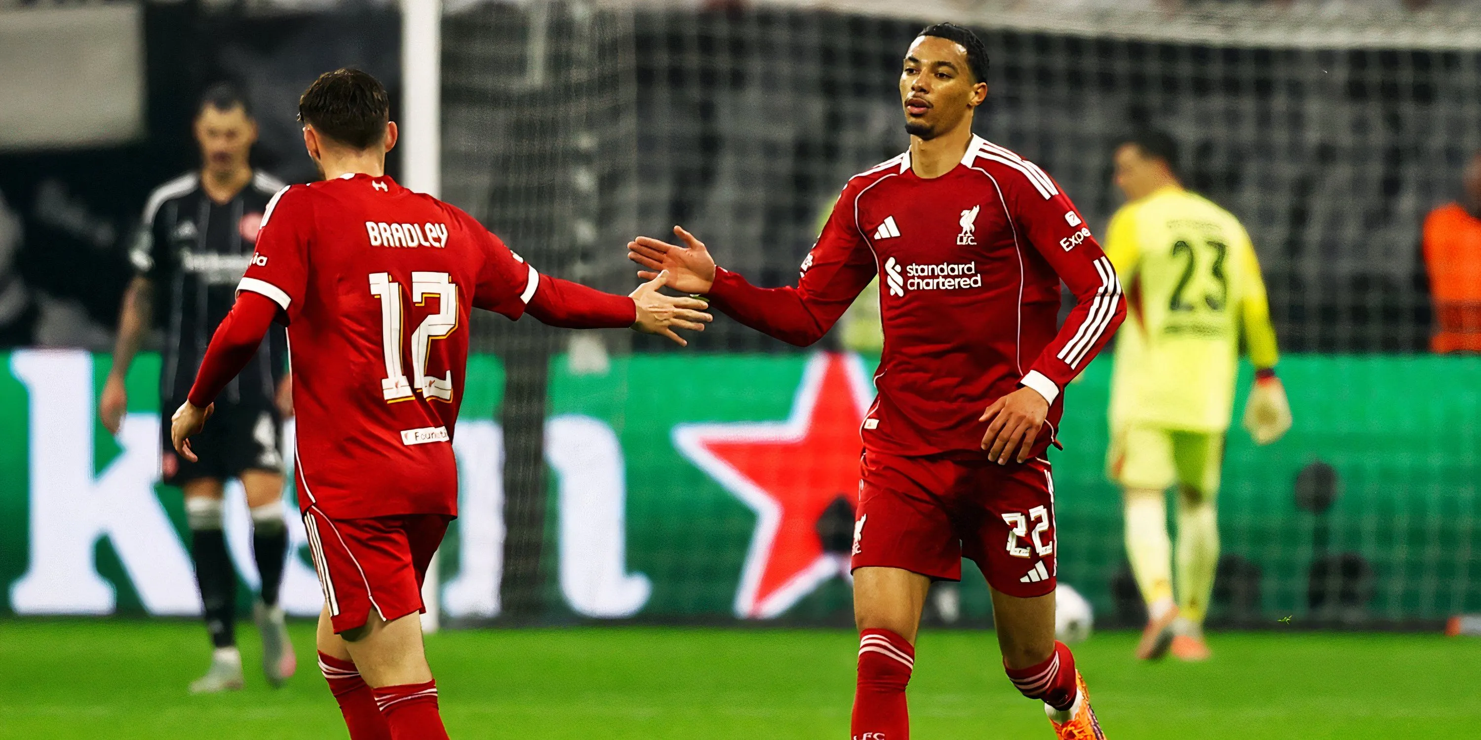 Hugo Ekitike trong màu áo Liverpool, tiền đạo sẵn sàng đá chính nếu Isak vắng mặt