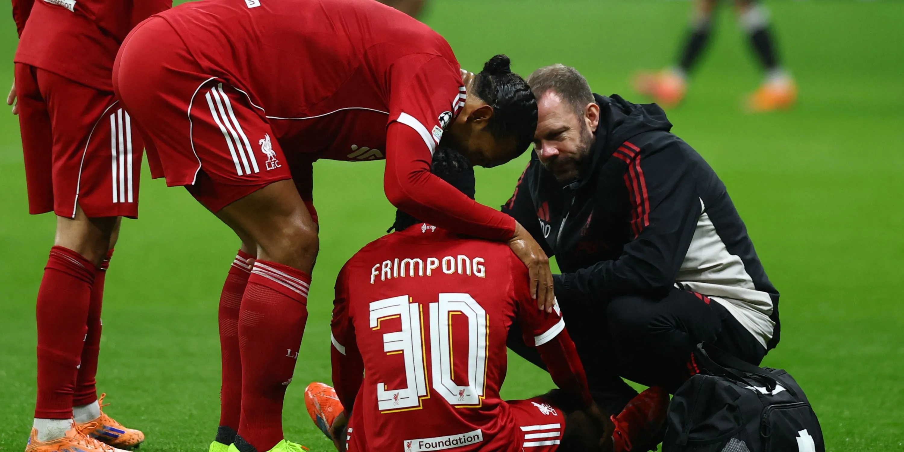 Jeremie Frimpong ôm đùi sau chấn thương gân kheo trong trận gặp Eintracht Frankfurt, ảnh hưởng tới lựa chọn hậu vệ phải của Liverpool